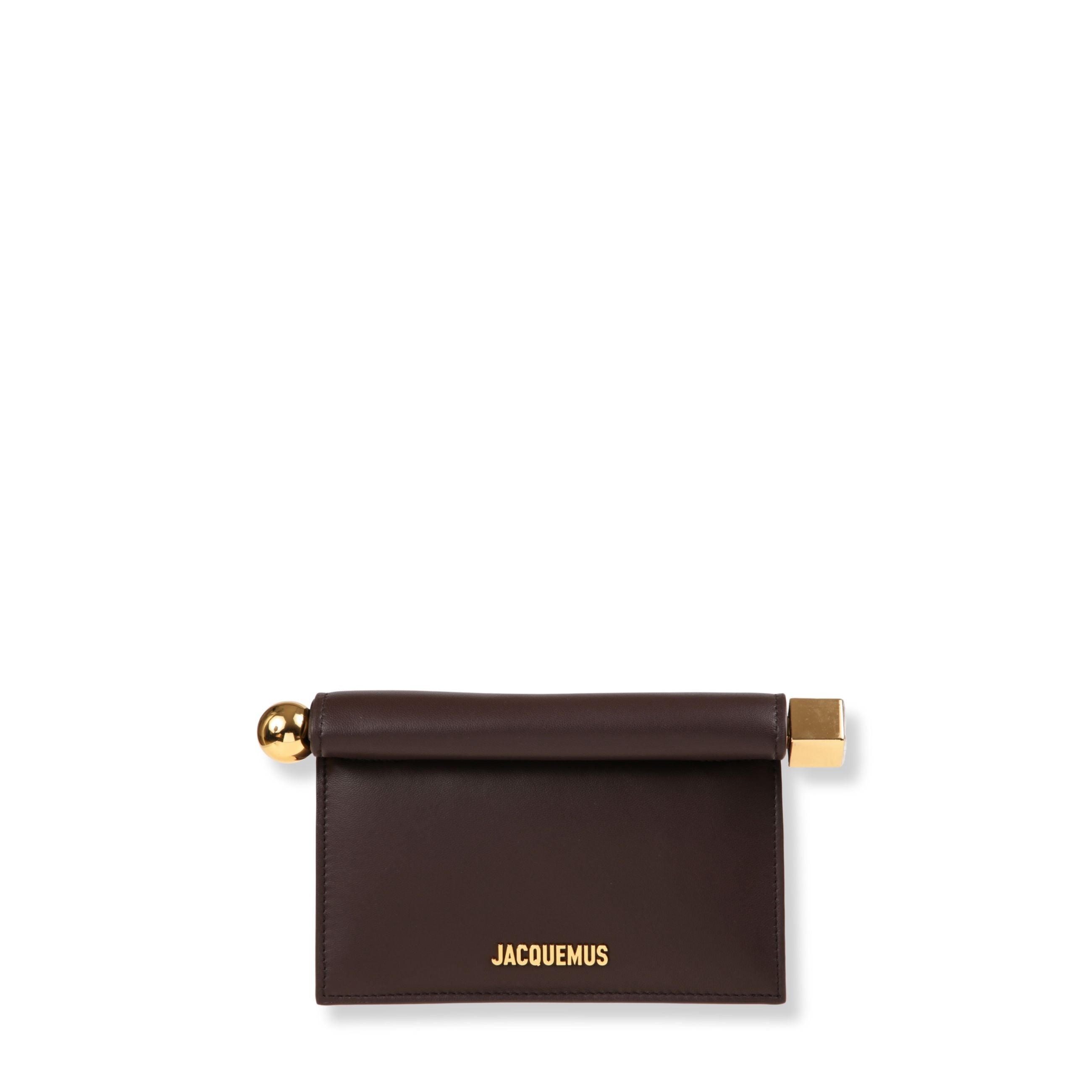 La petite pochette rond c jacquemus. struttura in pelle liscia, con chiusura con patta frontale. tracolla sottile singola. retro con tasca applicata. una sfera e un cubo in metallo dorato come dettagli decorativi ai lati.
