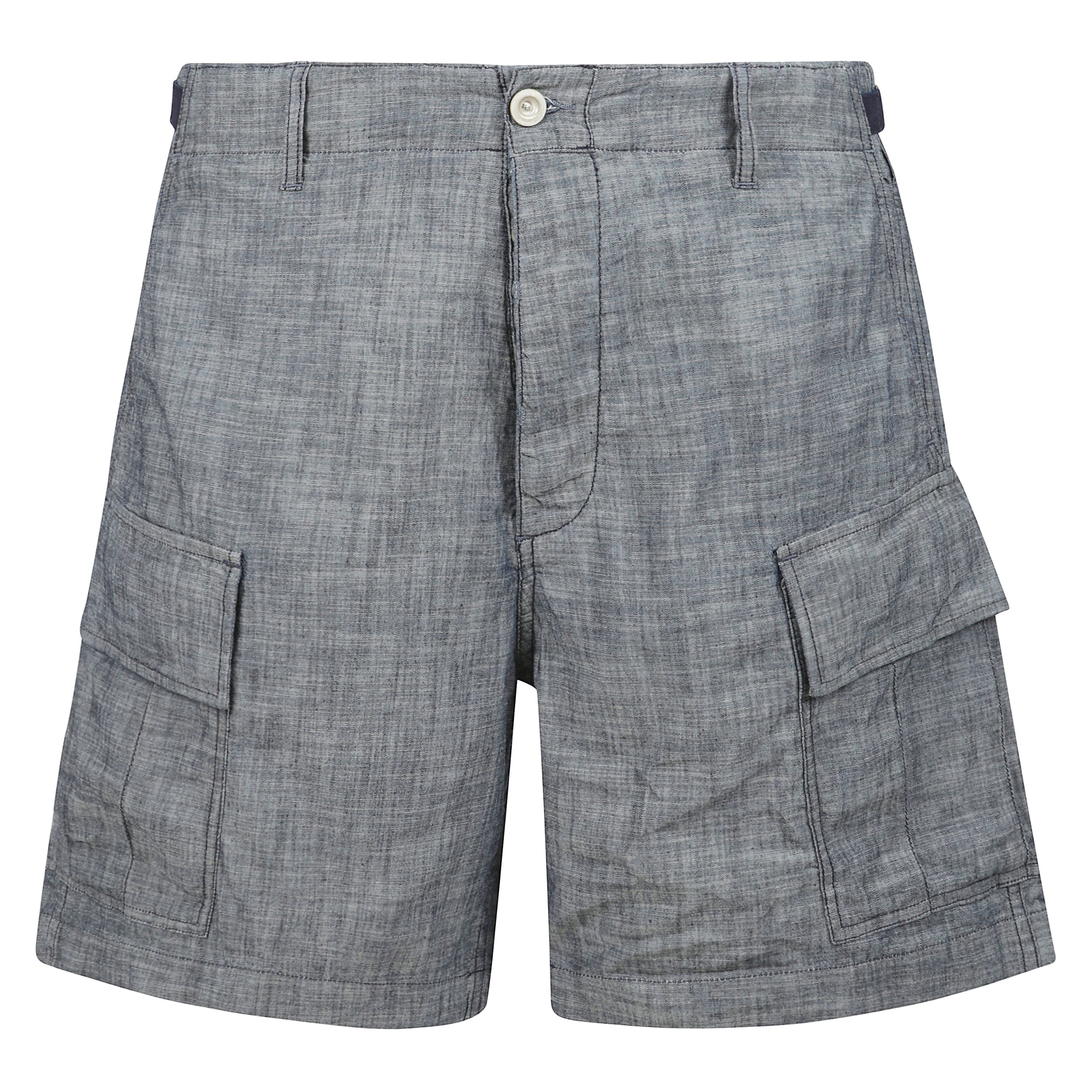 Pantaloncini con vita regolabile con straps laterali e coulisse interna, per una vestibilità personalizzata. la chiusura con bottoni nascosta, le tasche laterali, quella cargo con patta e bottoni automatici, e le tasche sul retro con patta e bottone la r