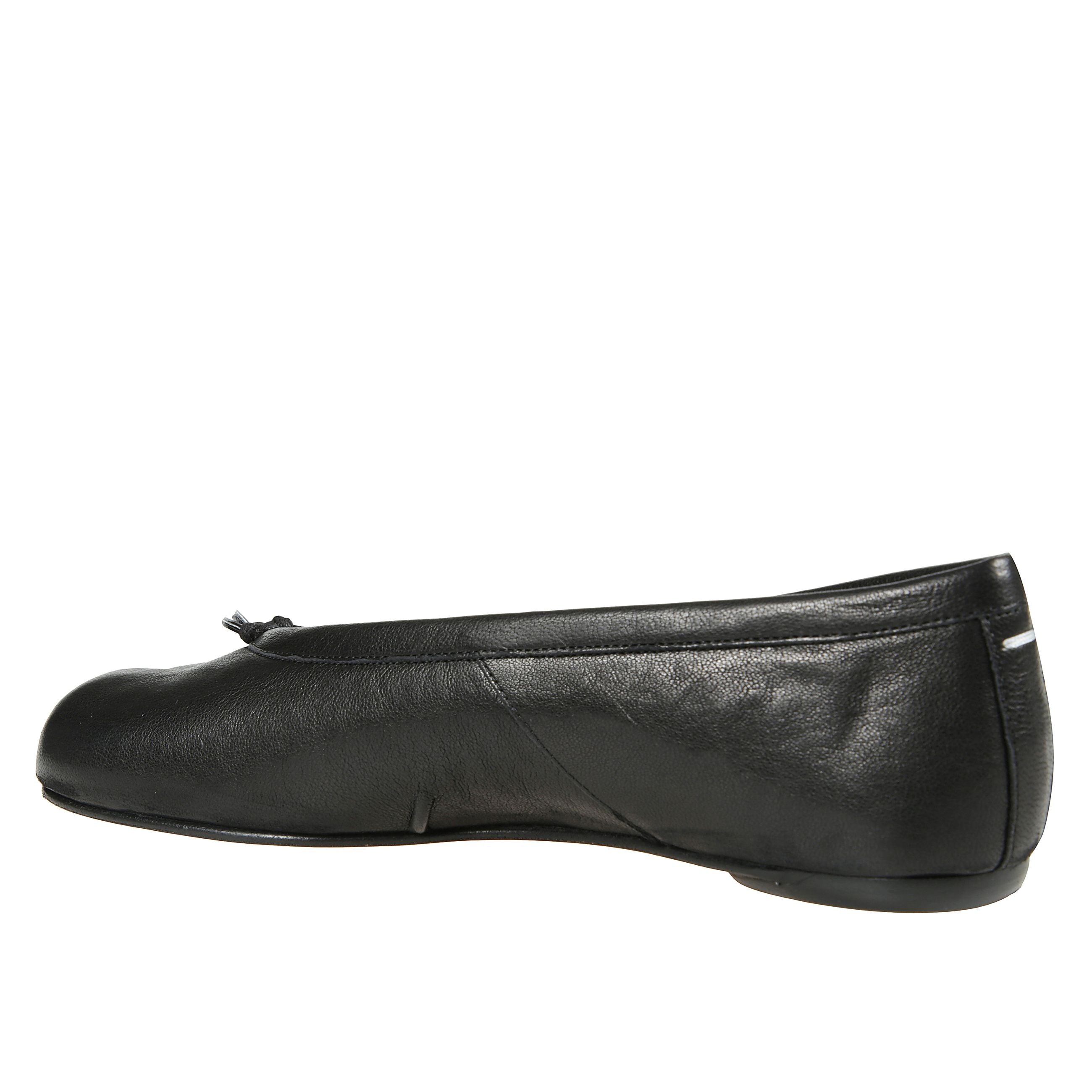 Ballerine maison margiela tabi nere in pelle marrone, caratterizzate dal design iconico con punta divisa (tabi). suola e sottopiede in pelle. modello slip-on, comodo e raffinato.