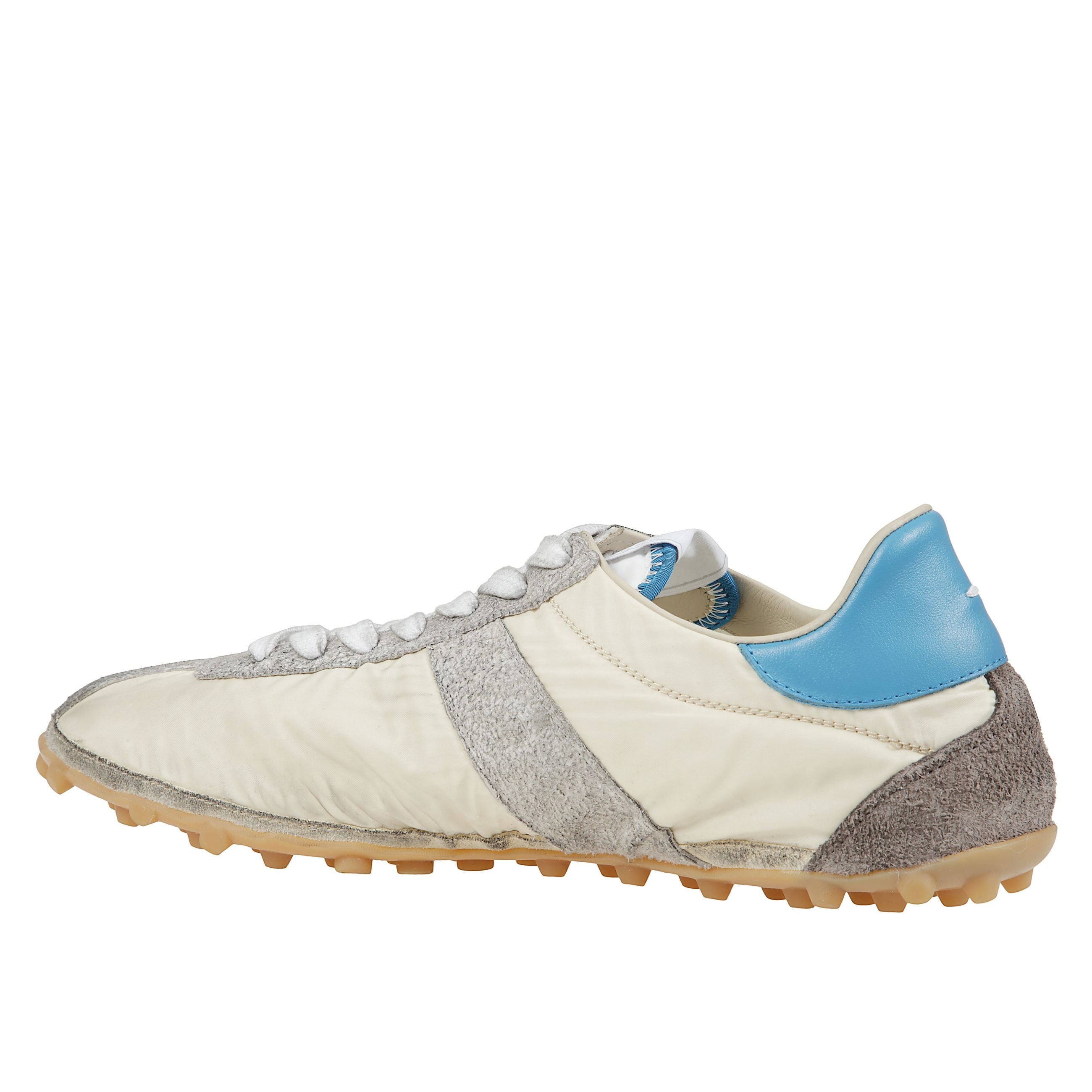 Sneakers in pelle con trattamento vintage e tessuto tecnico, chiusura con lacci, punta tonda, etichetta applicata sulla linguetta, fodere in pelle e tessuto e suola con gommini.