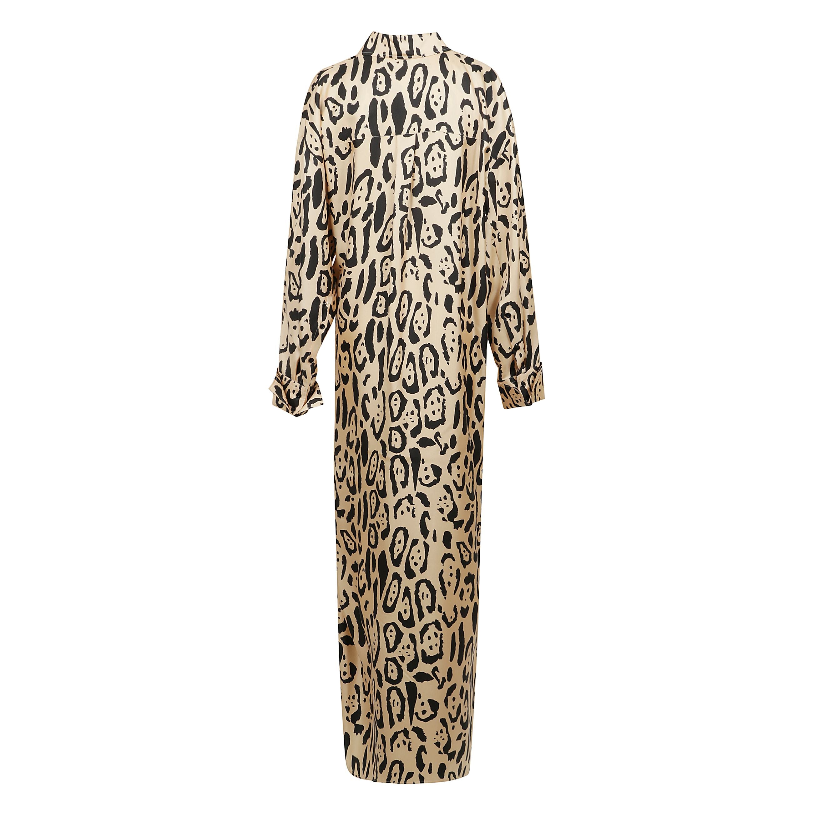 Chemisier lungo in twill di pura seta con stampa animalier e volume oversize, con spalla scesa e polso a doppia altezza con cinture in vita che si stringono lateralmente