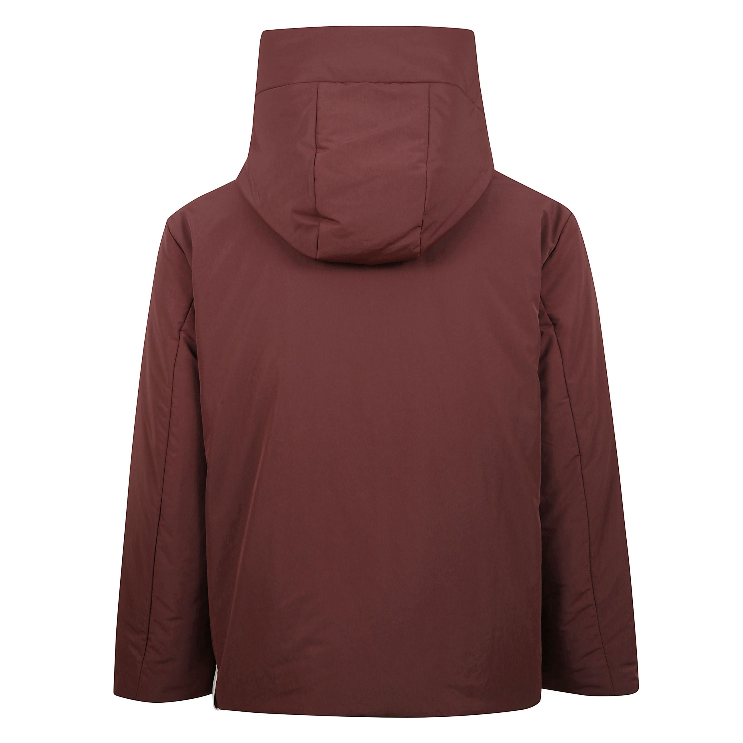 Giubbotto imbottito. collo alto con cappuccio. chiusura frontale con zip.