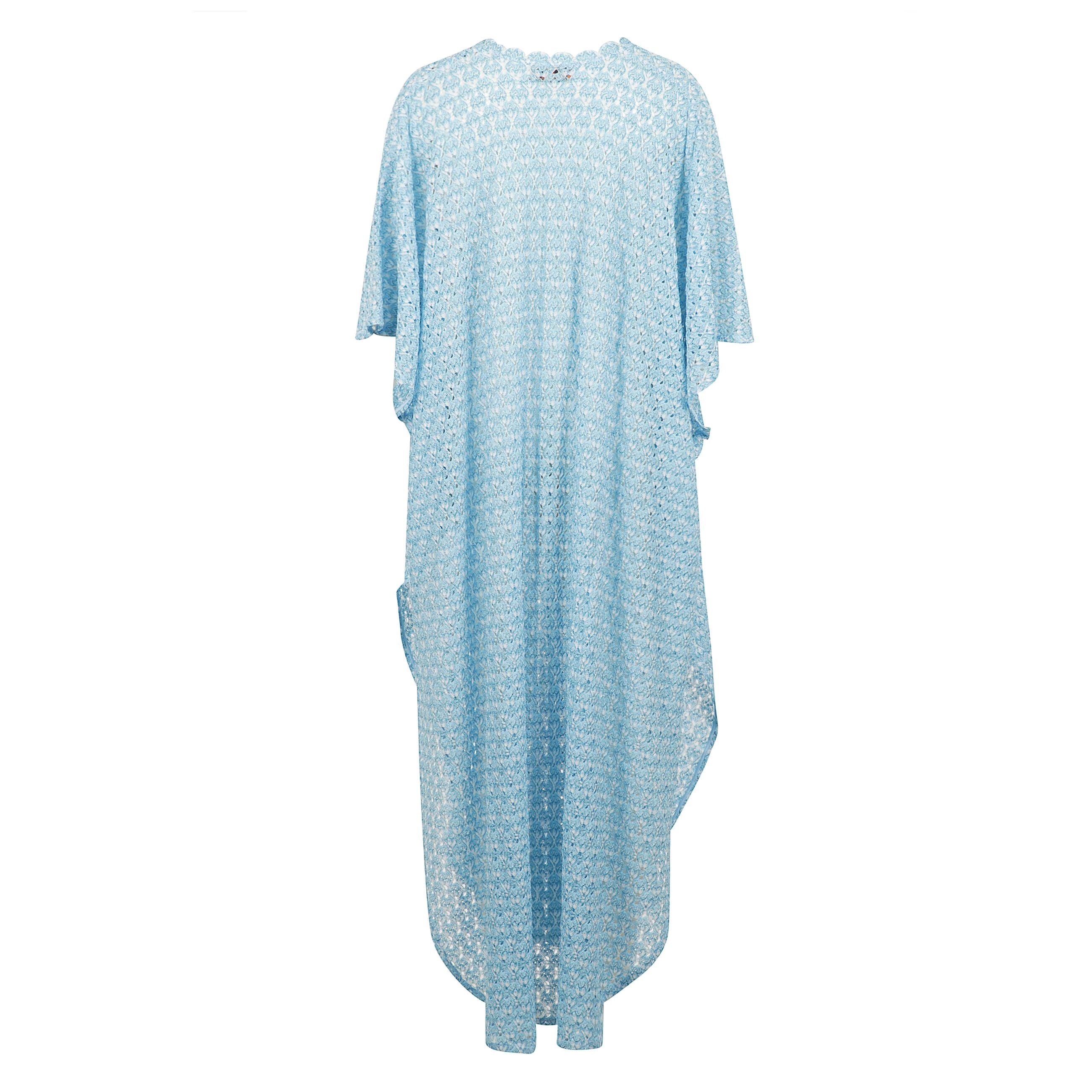 Abito lungo con ampio scollo a v.