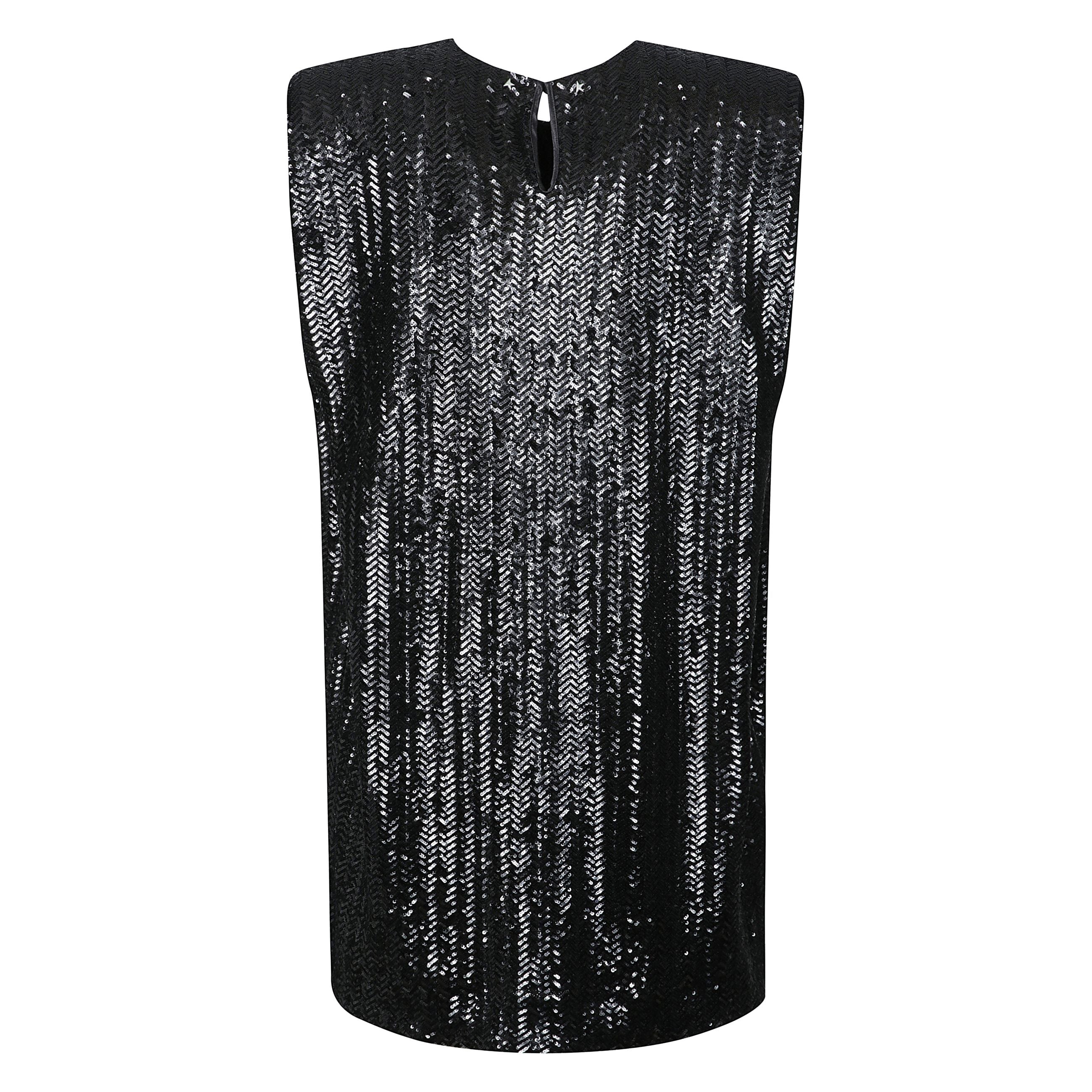 Ispirata all'energia degli anni novanta, la nostra nuova collezione celebra l'energia pulsante della musica e la forza illimitata dei sogni. senza maniche e con le spalle imbottite, questo vestito è caratterizzato dalla presenza di paillettes nere all ov