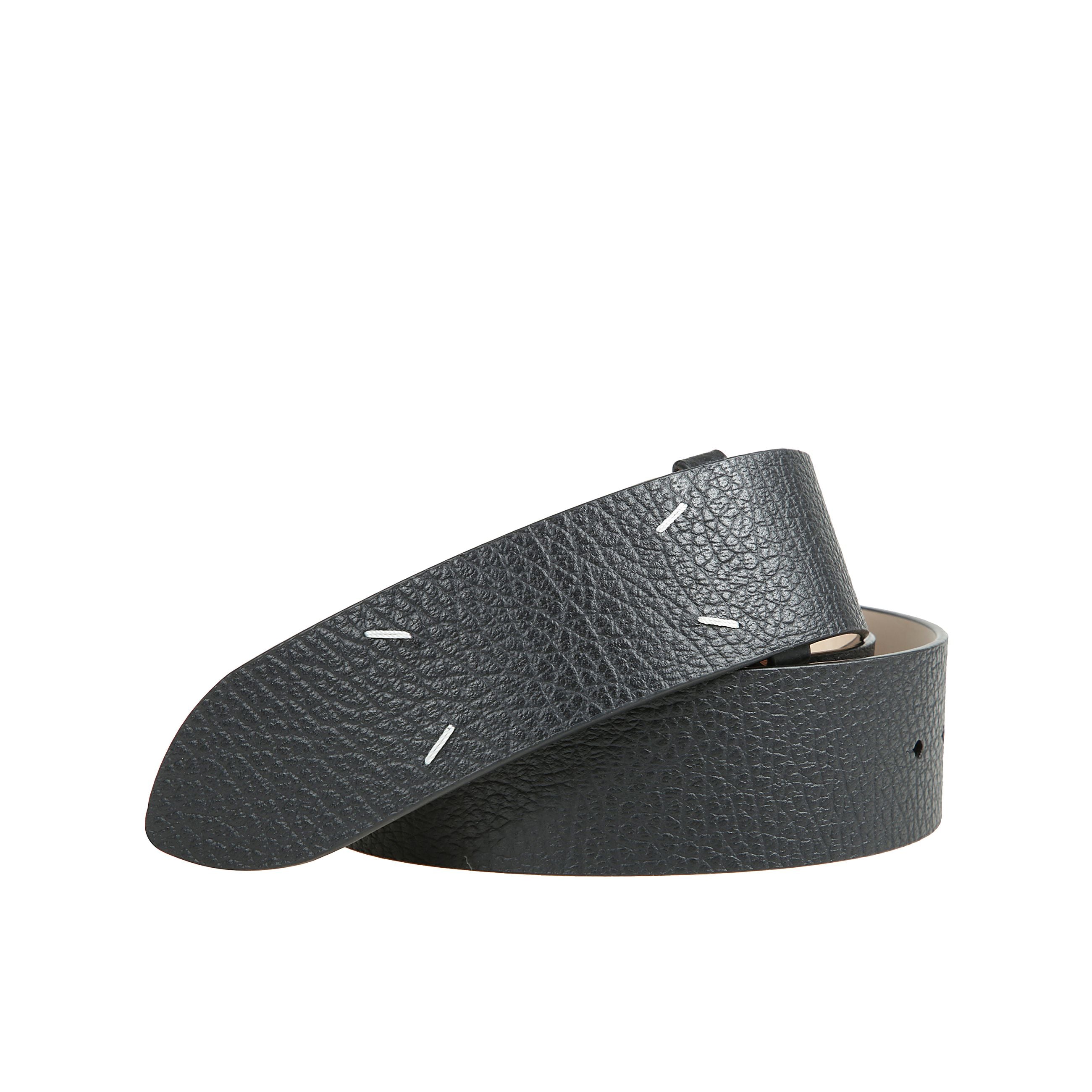 La cintura regolabile è realizzata in pelle di vitello metallizzata. sul davanti, spiccano i four stitches, caratteristica indiscussa della maison margiela: lâopposto di unâetichetta.