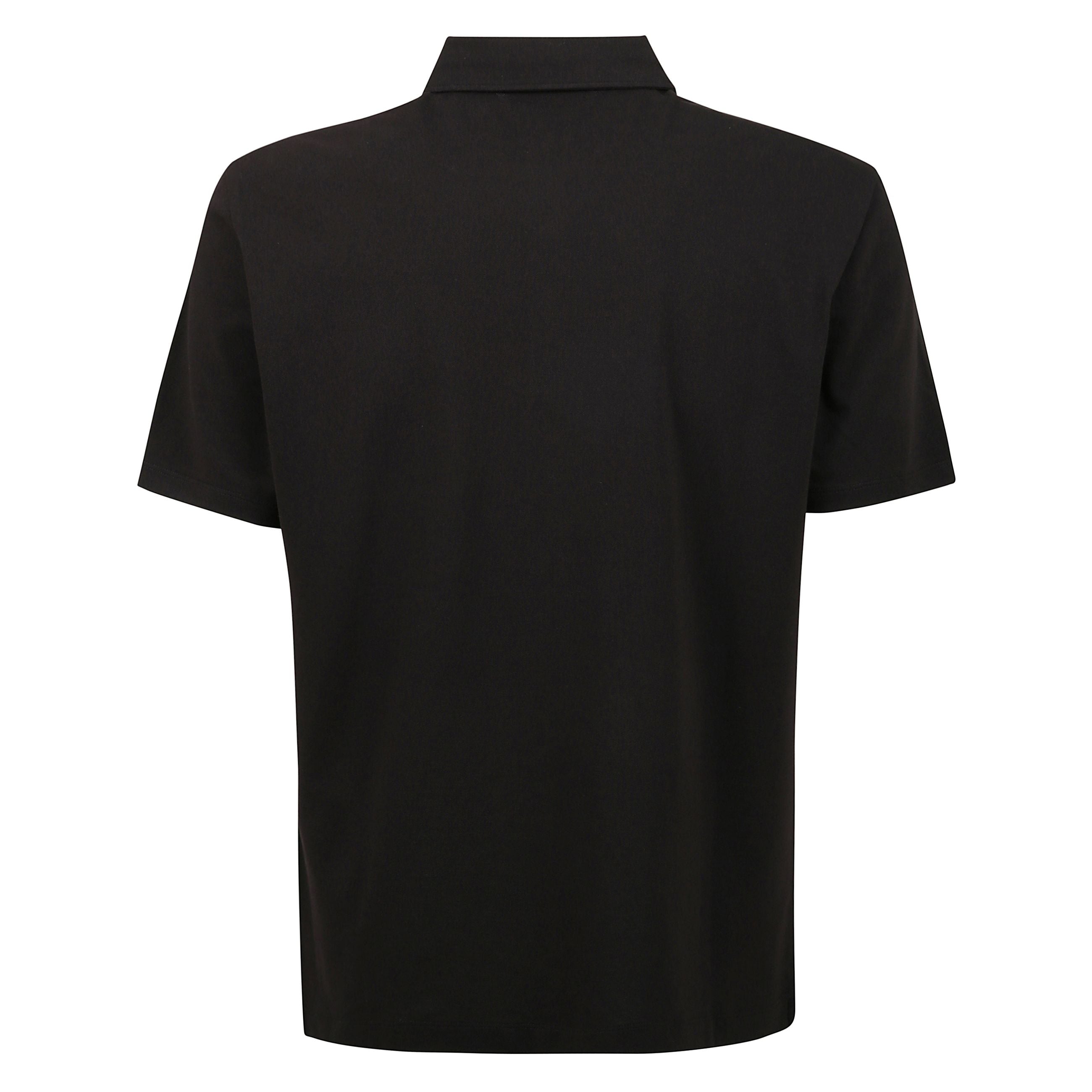 Polo in cotone con colletto classico, chiusura a due bottoni e fit regolare, logo ricamato sul petto