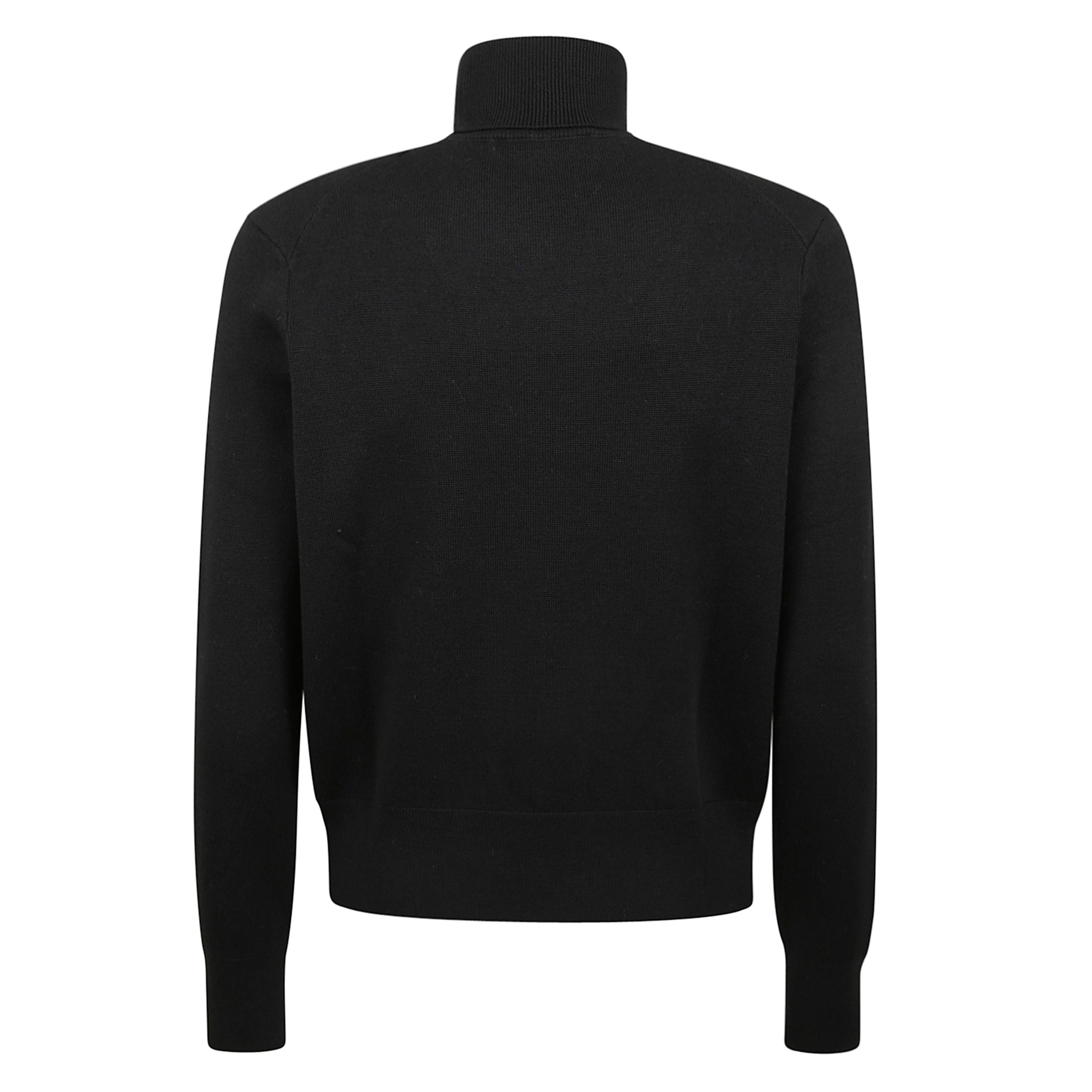 Maglione con collo dolcevita a maniche lunghe, con taglio ampio e sciolto. polsini e orlo a costine, logo ami paris tono su tono ricamato sul fronte.