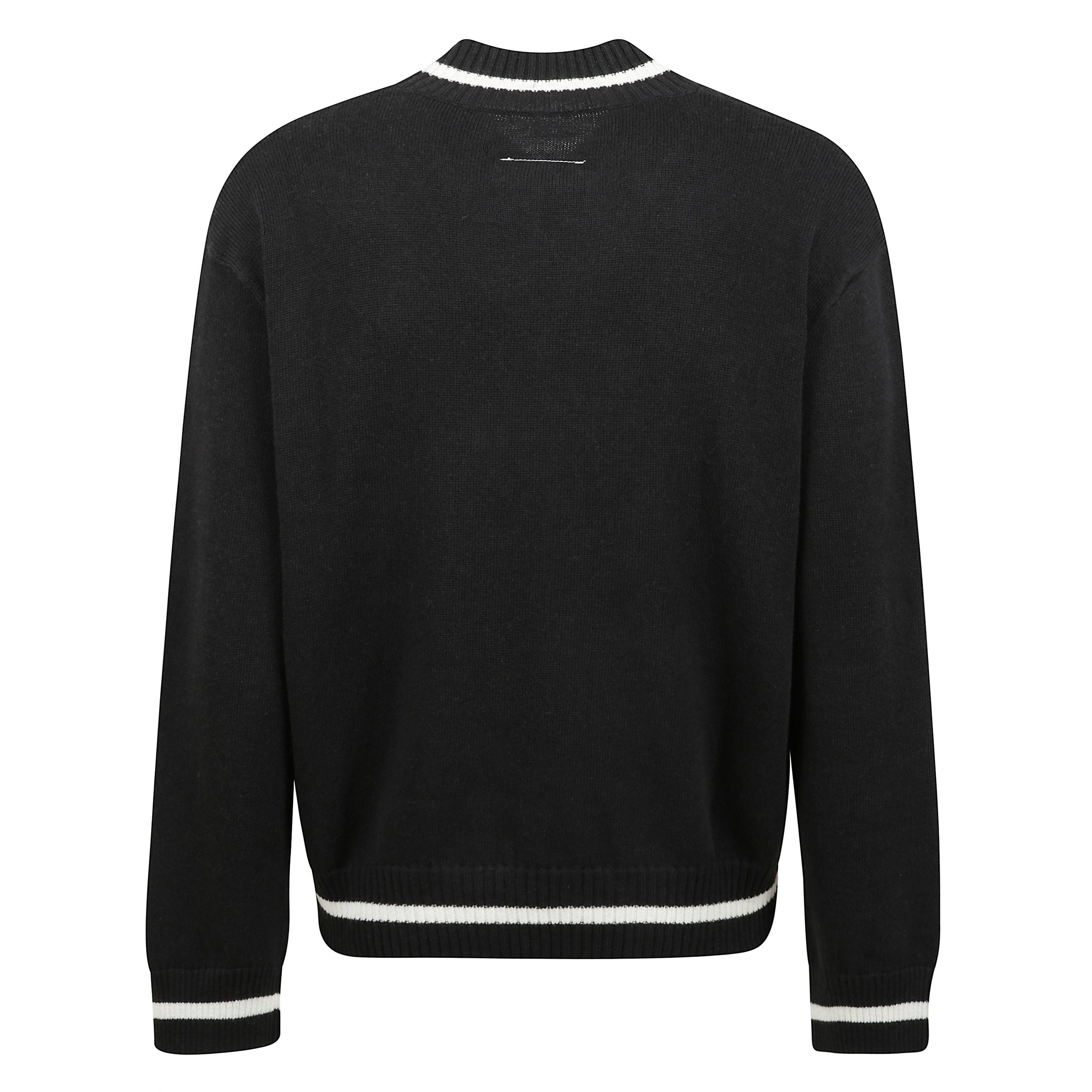 Maglione in misto lana a taglio largo con scollatura a punta.