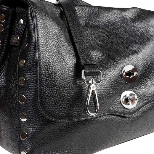 Borsa a mano in pelle con tracolla realizzata in pelle martellata, morbida ma estremamente resistente. la silhouette è illuminata dalla doppia chiusura a girello e dalle borchie laterali. lo spazio interno foderato è dotato di una pratica tasca. grazie