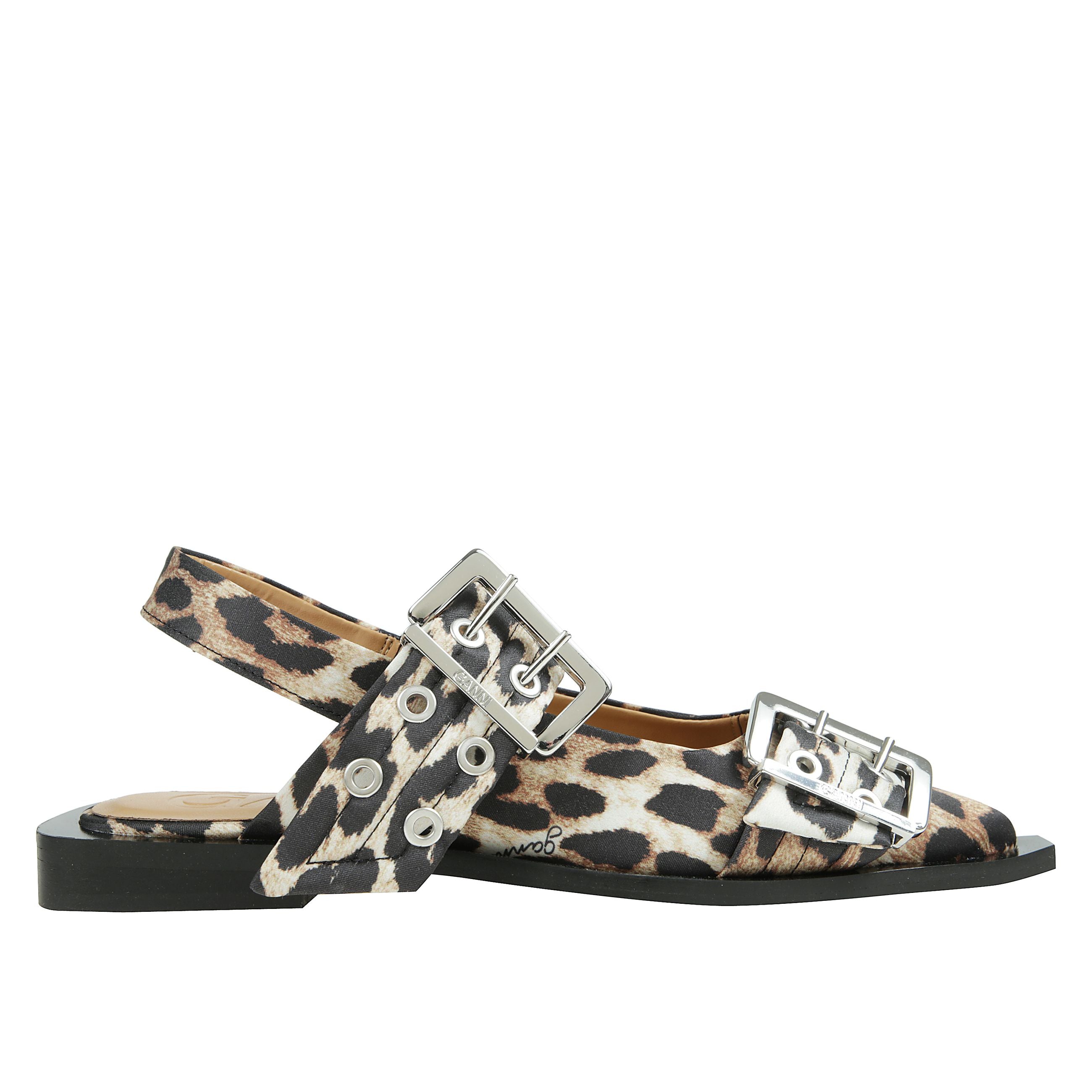 Questi leopard satin femminile fibbia ballerine dispongono slingback cinghie e una punta appuntita. le scarpe hanno due fibbie color argento con occhielli abbinati e un tacco nero quadrato.