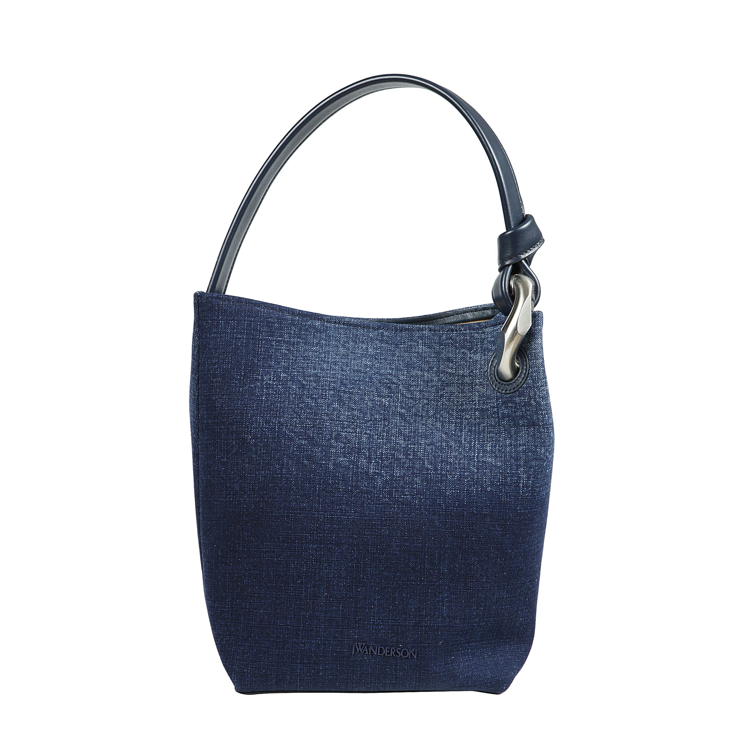 Borsa a secchiello jw anderson realizzata in denim e finiture in vitello spazzolato. presenta una tracolla fissa con catena a maglie larghe