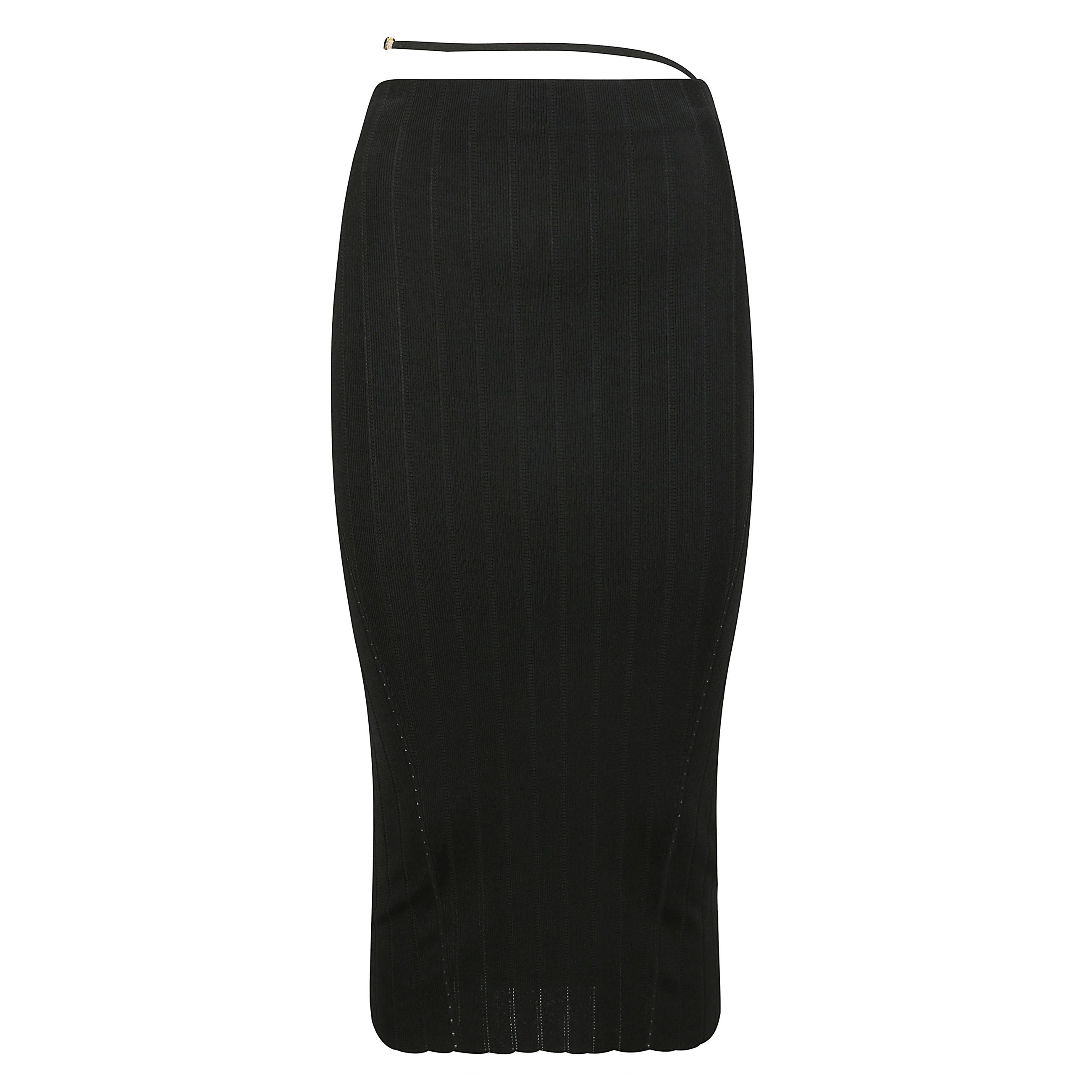 Gonna midi in maglia a coste con taglio dritto, vita alta con fascia in stile lingerie, dettagli traforati, orlo ondulato e charm jacquemus in metallo dorato.