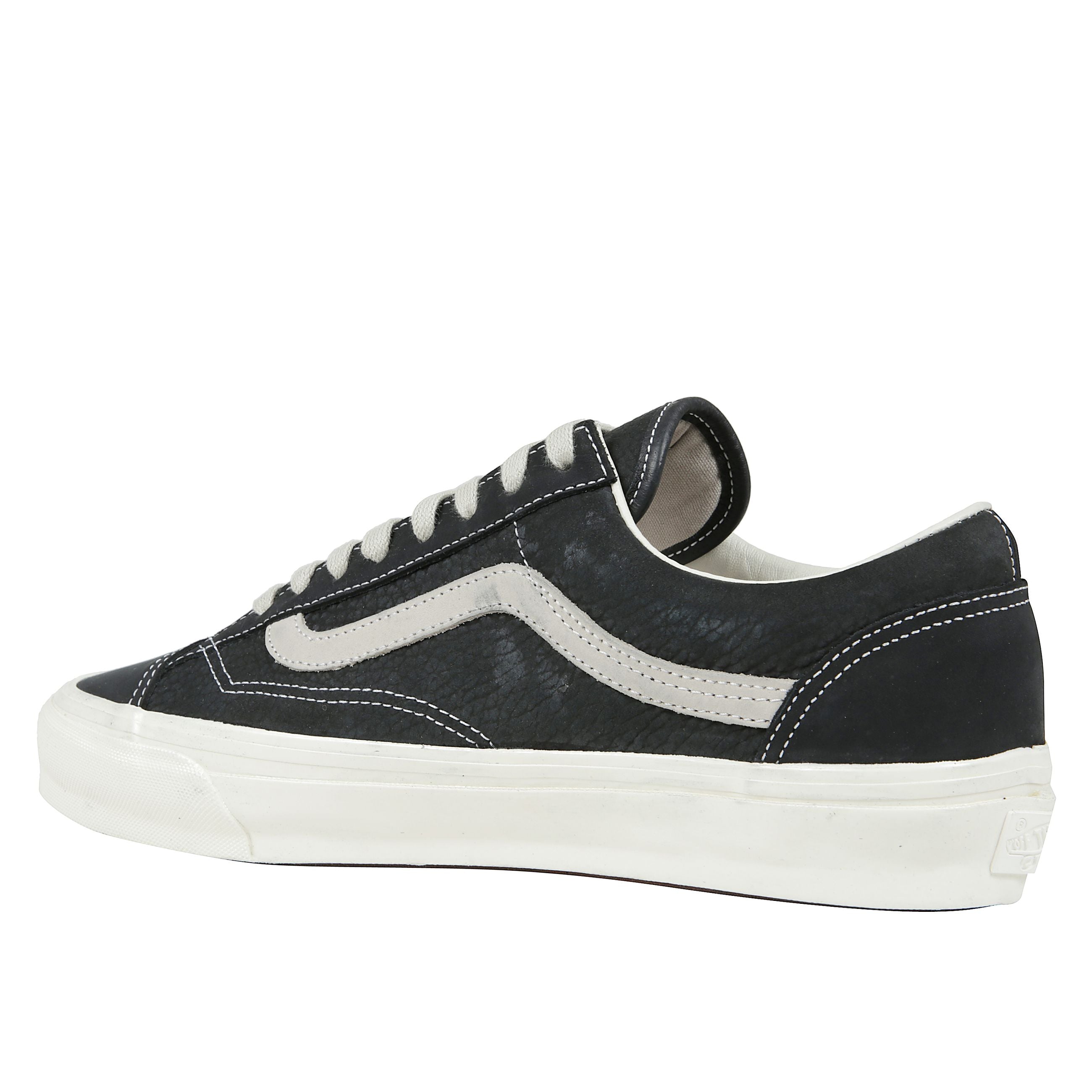 Footwear
lx old skool 36 le marais black
sneakers vans in suede con, allacciatura frontale, suola piatta, logo sulla suola.