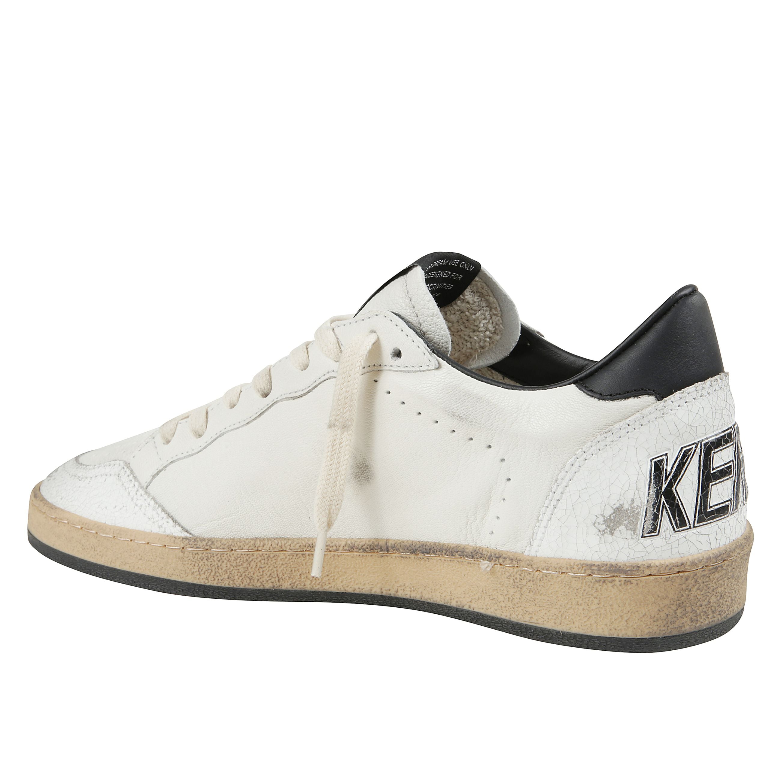 Sneakers in pelle bianca. chiusura con lacci e punta tonda. stella nera laterale. talloncino in pelle nera. effetto vintage. suola in gomma.