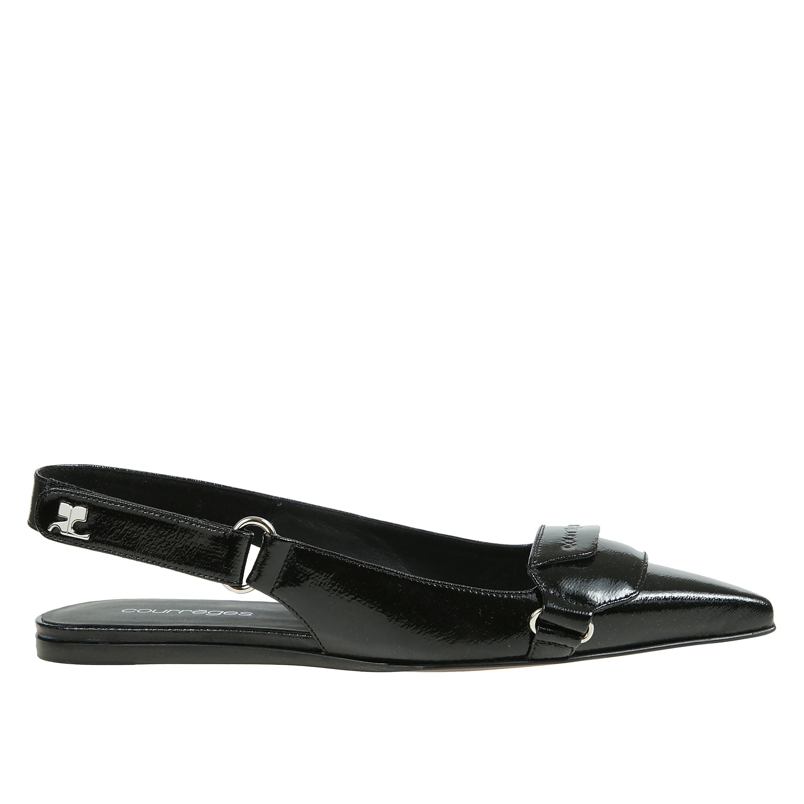 Ballerine racer nere a punta con cinturino posteriore e placca con logo inciso color argento.