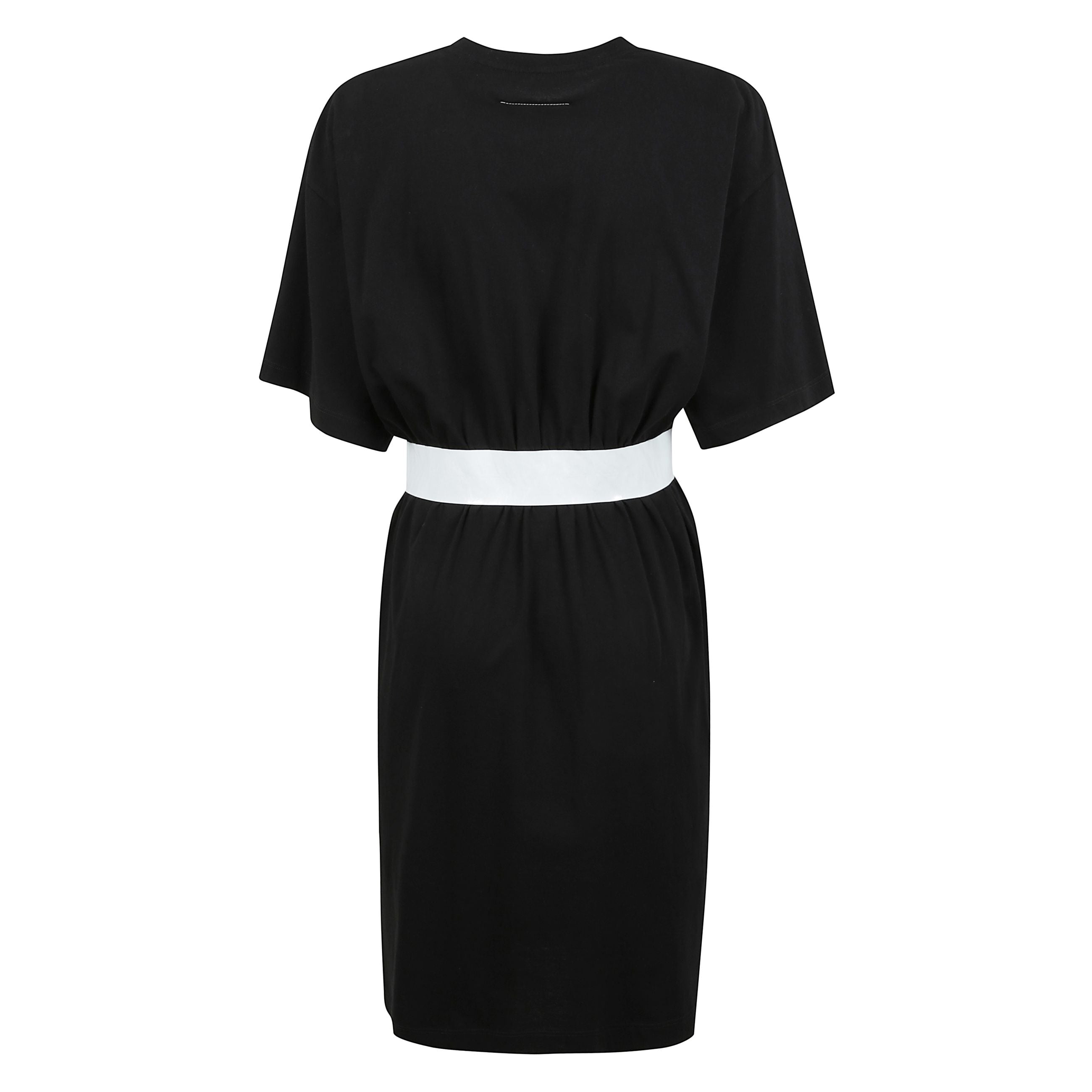 Questo miniabito in jersey rivoluziona le forme tradizionali con una vita segnata in modo originale, lavorata in modo creativo per ottenere proporzioni inaspettate ma piacevoli. il girocollo e le maniche corte costituiscono una base intramontabile, mentre