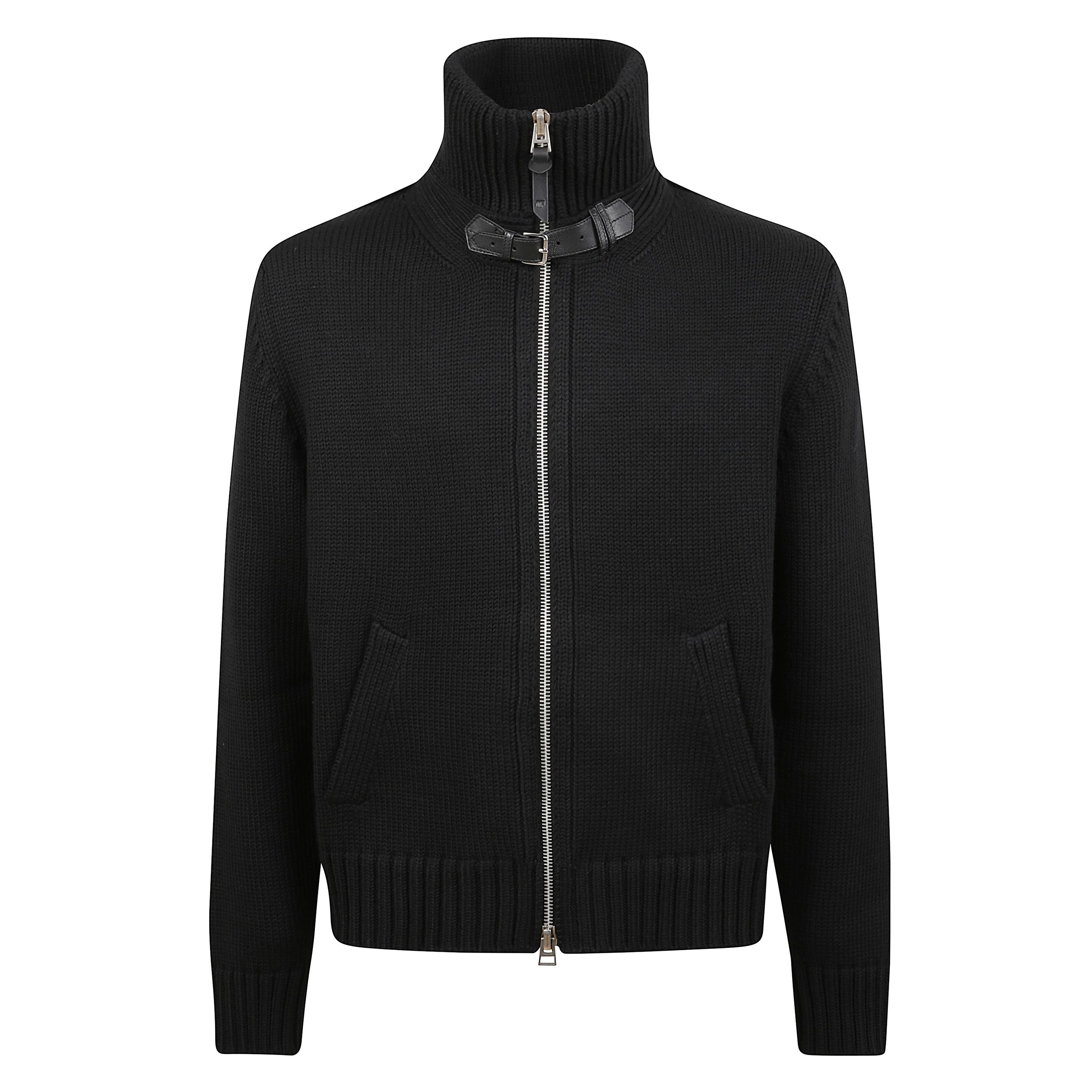 Giacca nera con collo alto e chiusura a zip. tasche laterali, orlo e polsini a coste. dettaglio con cinturino nero sul lato sinistro del collo.