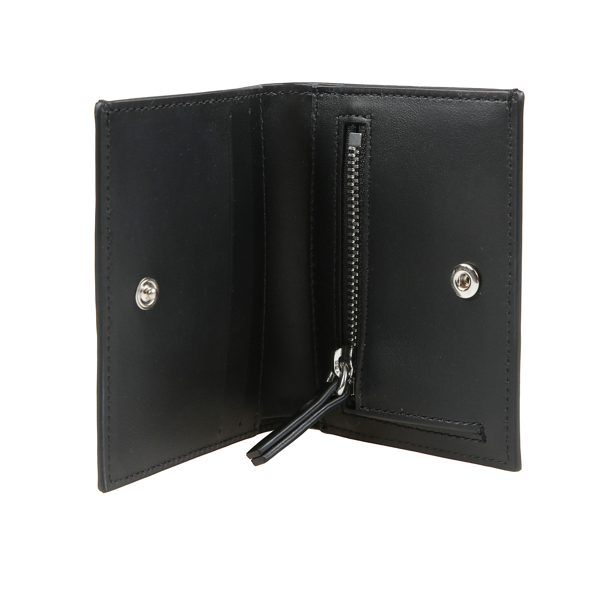 Portafoglio piccolo realizzato in pelle naturale con chiusura a scatto e tasca portamonete con zip, scomparti per carte e compartimento per banconote.