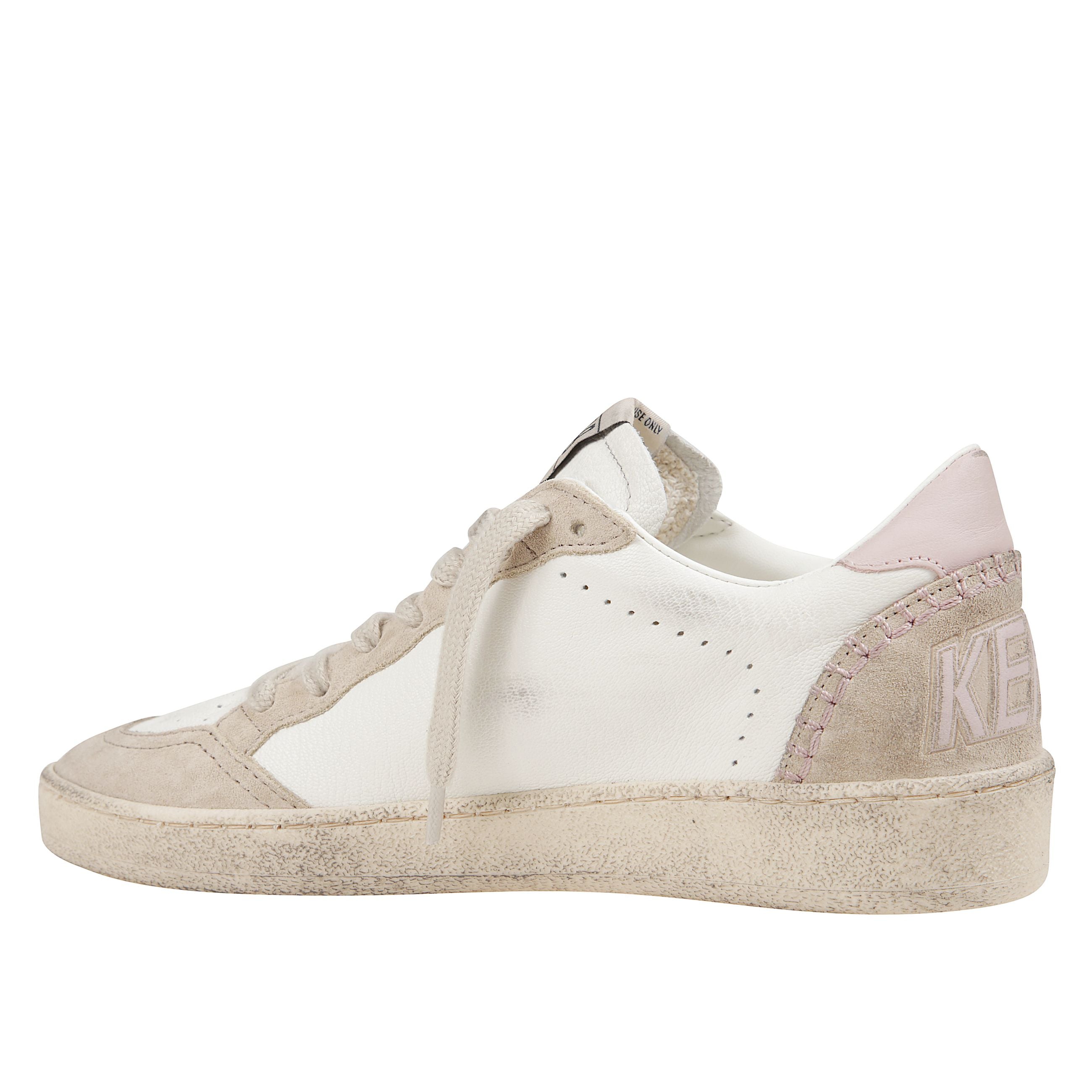 Sneakers con dettagli in pelle rosa e beige. stella laterale golden goose. chiusura con lacci. suola in gomma.