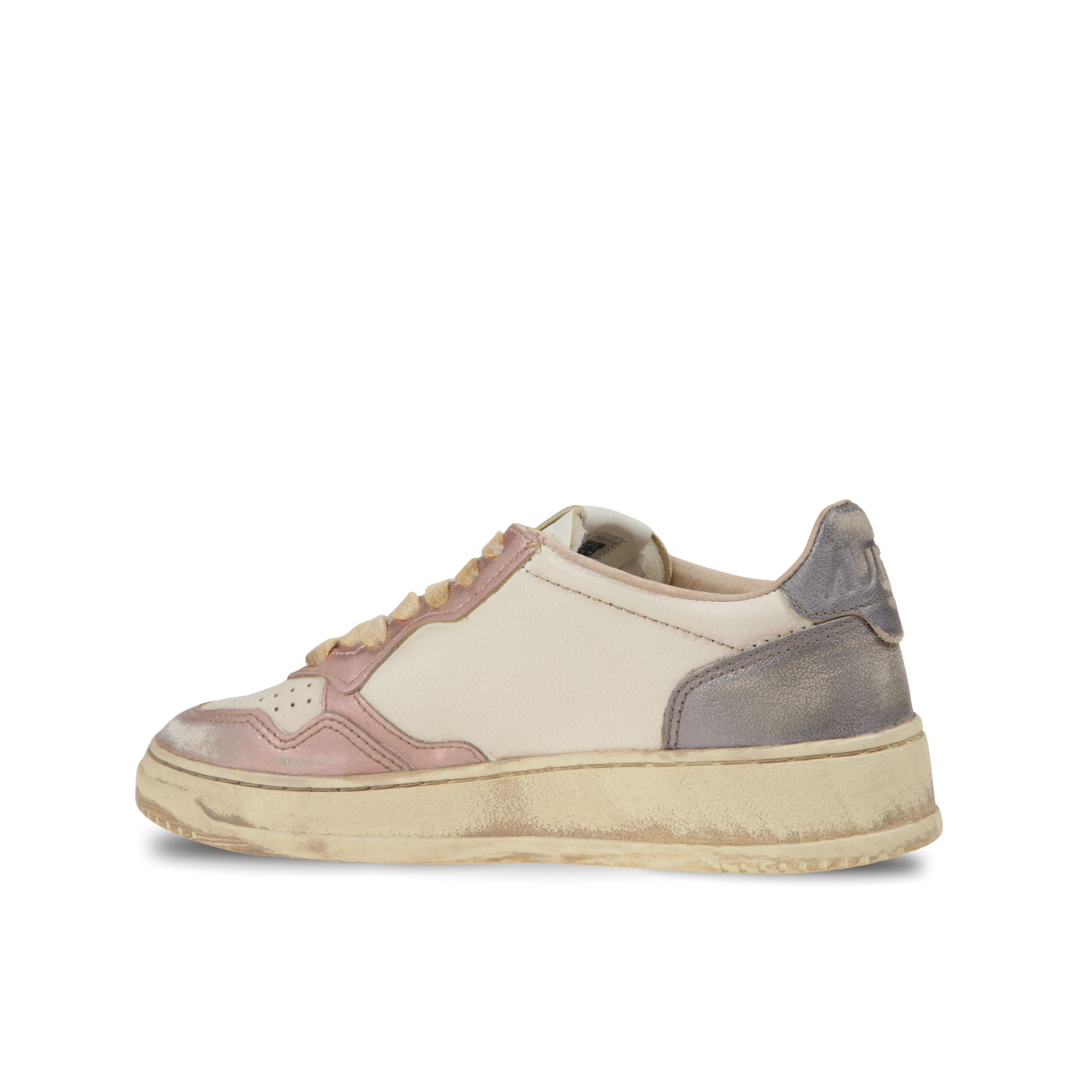 Sneakers autry medalist low super. struttura in pelle effetto vintage con inserti in pelle color rosa e grigio lavagna. talloncino coordinato con il tallone.