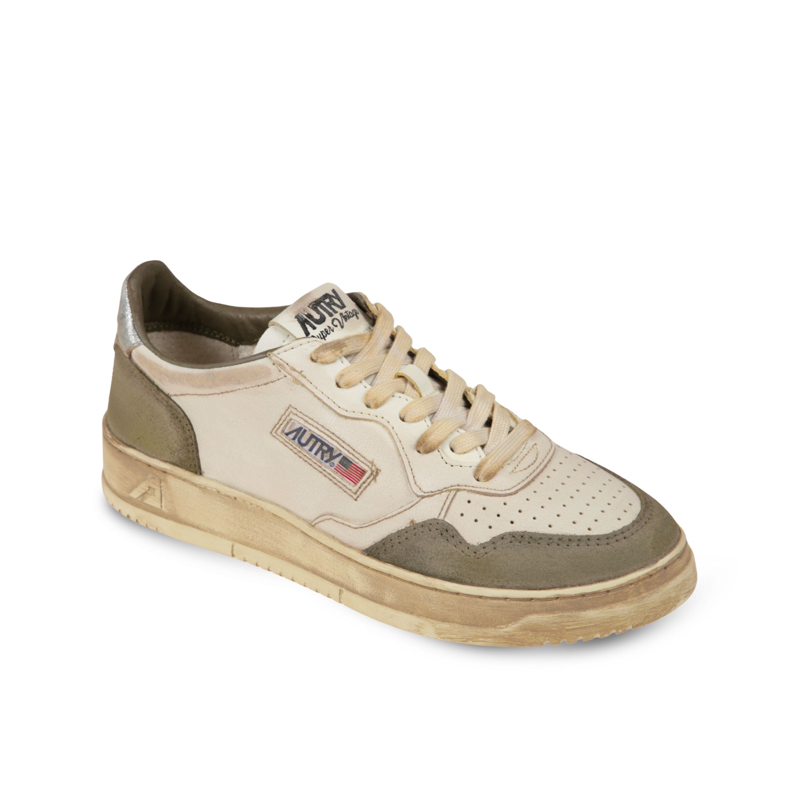 Sneakers autry medalist low super. struttura in pelle effetto vintage con inserti in camoscio verde. talloncino in pelle metallizzata argentata.