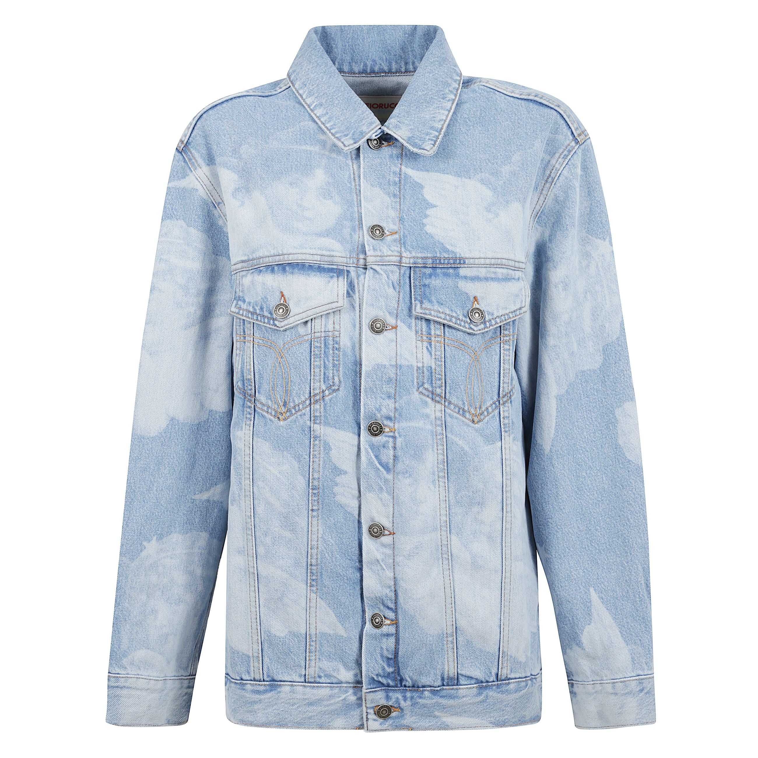 Giacca in denim di cotone colore azzurro pastello. colletto a camicia e chiusura con bottoni in metallo. due tasche applicate sul petto e cuciture verticali. decorata con motivi che richiamano la forma delle nuvole.