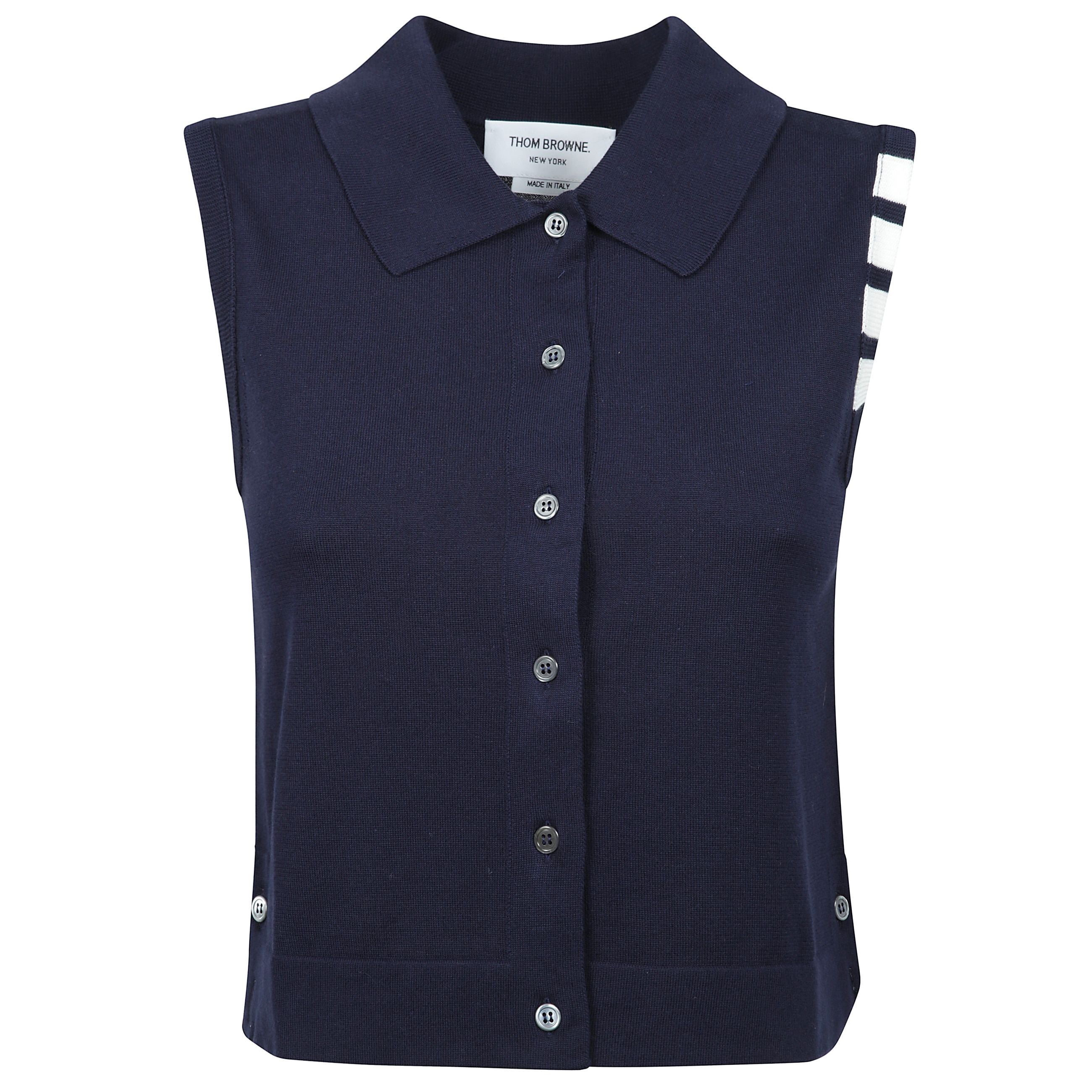 Una silhouette che ha resistito alla prova del tempo, questo maglione di lusso è ornato con emblemi di firma thom browne in tutto e su misura alla perfezione. spalmalo su una delle nostre magliette esclusive nelle fresche giornate primaverili.