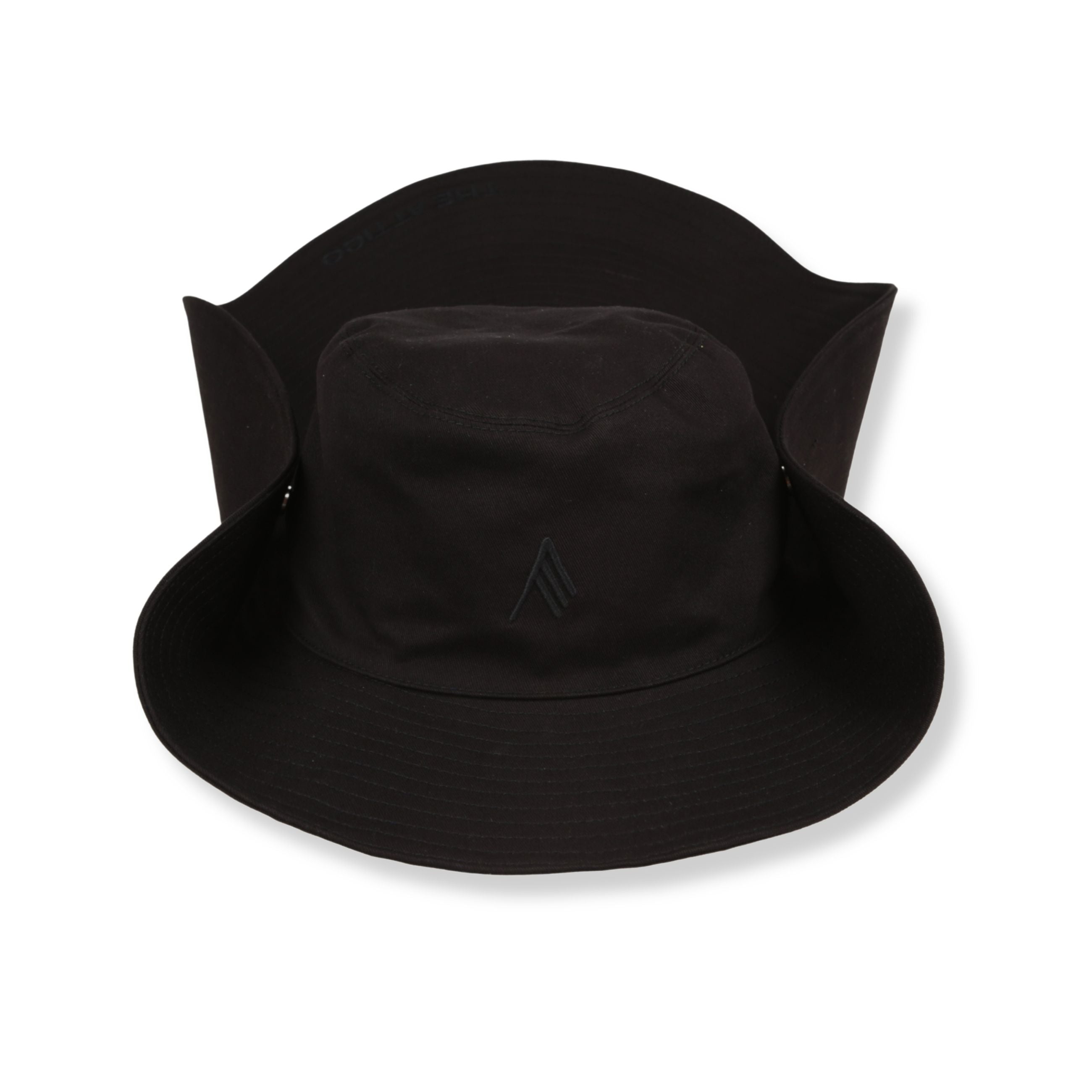 Cappello the attico in tessuto leggero e traspirante. tesa asimmetrica, che si allunga sul retro, regolabile sui lati con bottone a pressione.