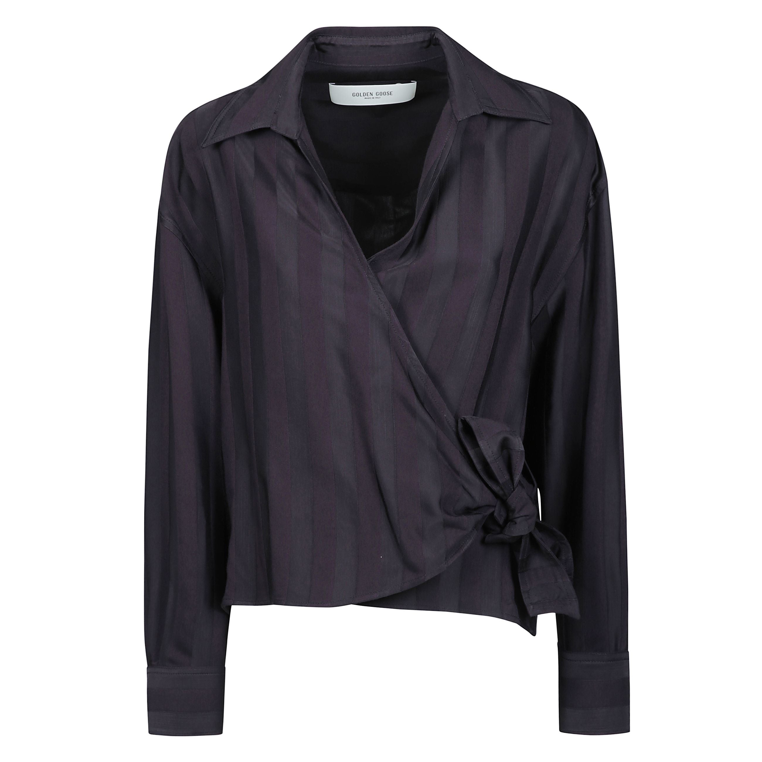 La camicia avvolgente journey w's nives di golden goose offre eleganza senza tempo. realizzata in jacquard di viscosa e cotone, con design a righe e dettagli unici. perfetta per ogni occasione, incarna lo stile italiano.