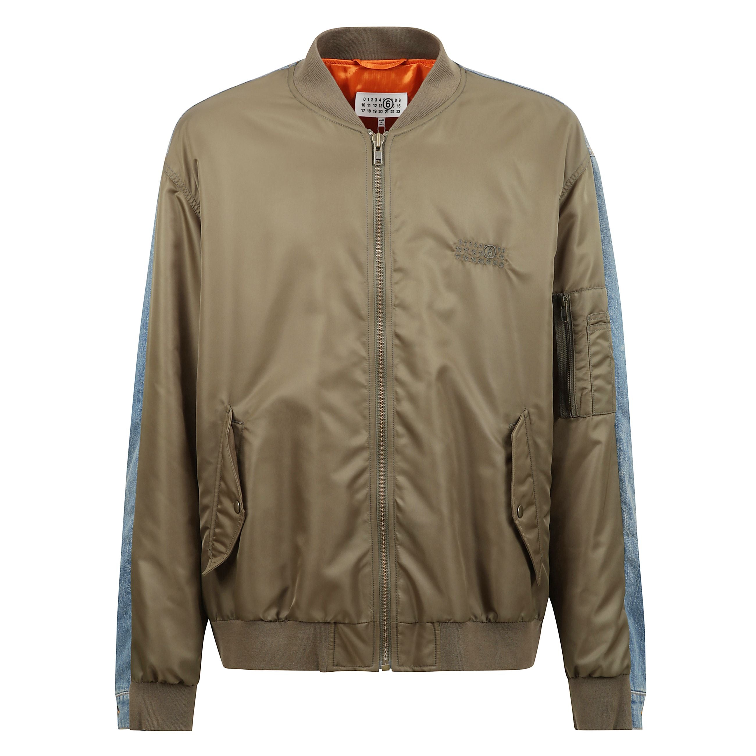 Bomber in twill di nylon imbottito e denim non elasticizzato con effetto scolorito. la giacca, con struttura a pannelli, presenta finiture a costine su collo alto, orlo e polsini. presenta inoltre chiusura a zip, tasche con patta, linguetta con bottoni re