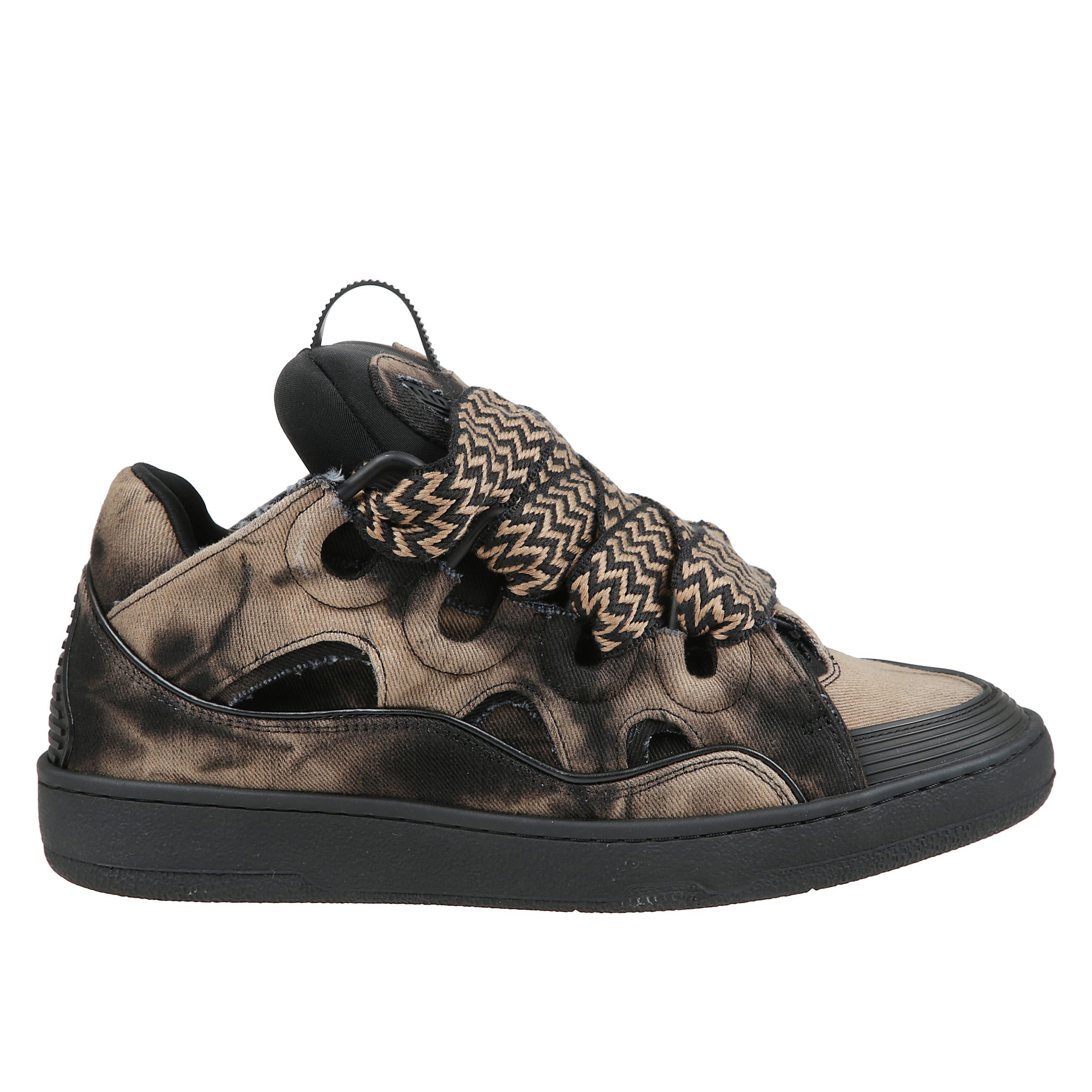 Sneakers curb in pelle, chiusura frontale con lacci a contrasto, inserti in rete e pelle scamosciata, pull-tab sulla linguetta applicazione con logo, dettagli riflettenti.