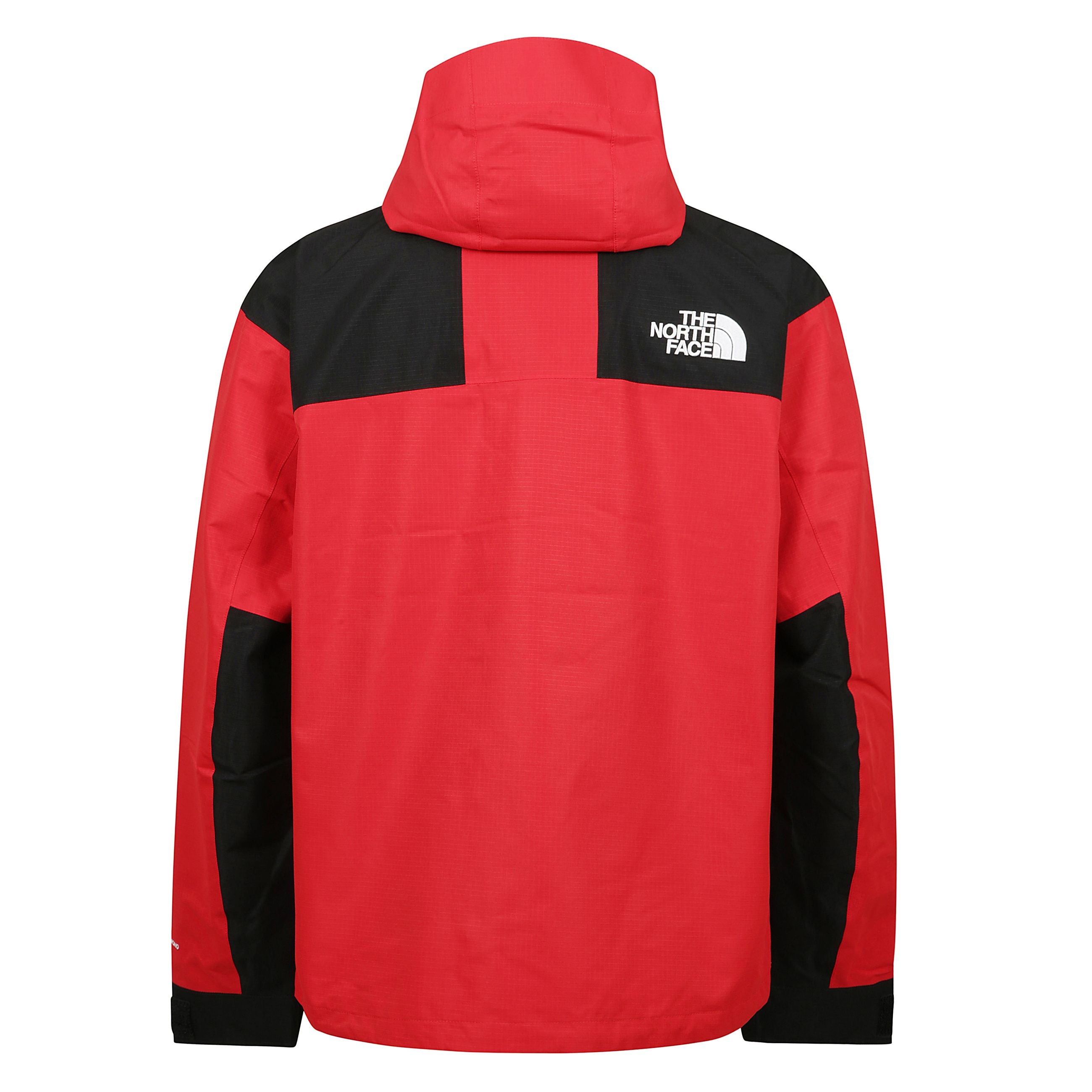 Giacca corta mountain mono dotata di caratteristiche tecniche da montagna per proteggerti dalle intemperie, pensata per la città .
realizzata in tessuto dryvent mono ad alte prestazioni con cuciture termosaldate. impermeabile contro pioggia e neve