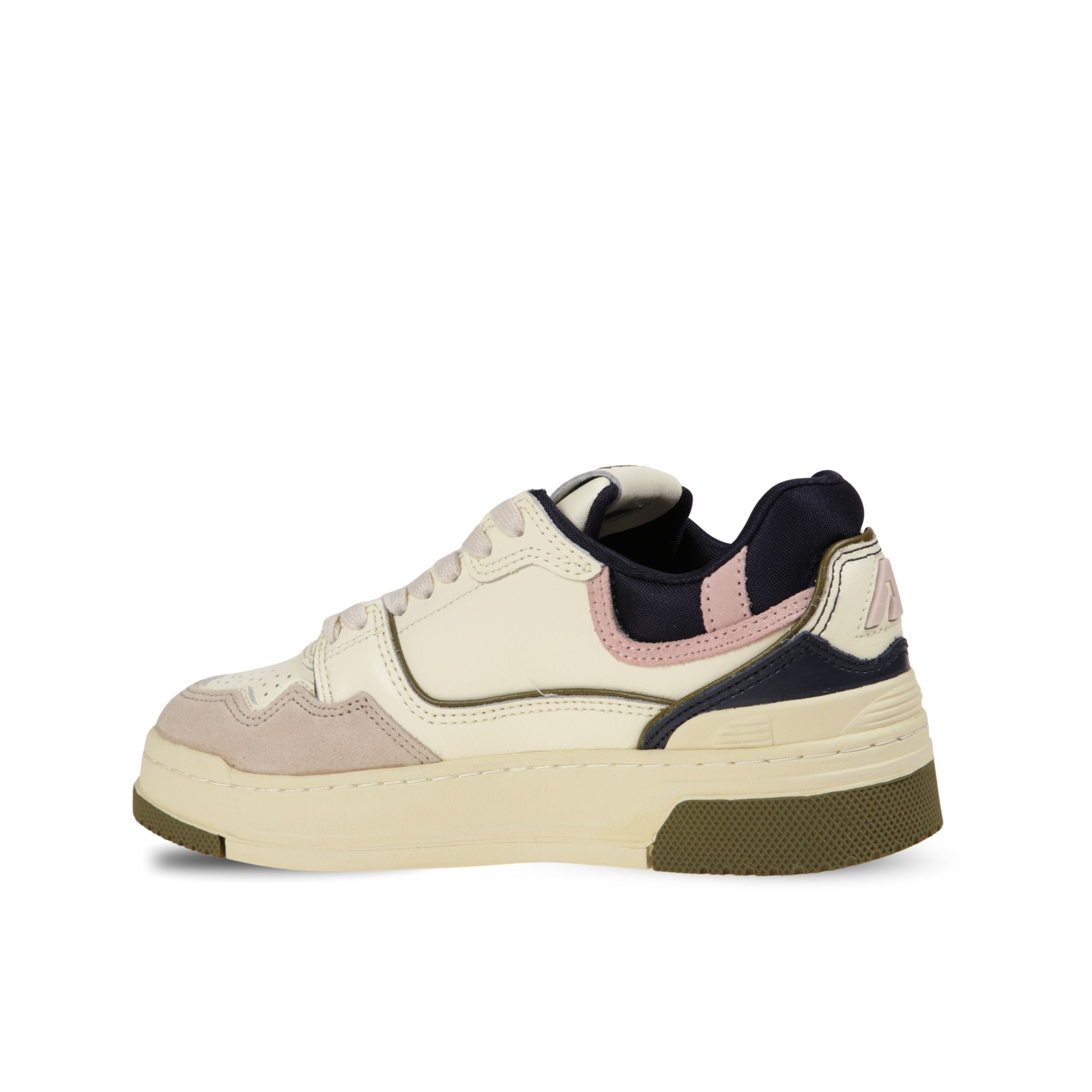 Sneakers autry "clc low". corpo in pelle con microfori sul davanti ed inserto in suede sulla punta. profili in verde e dettagli in rosa e blu.