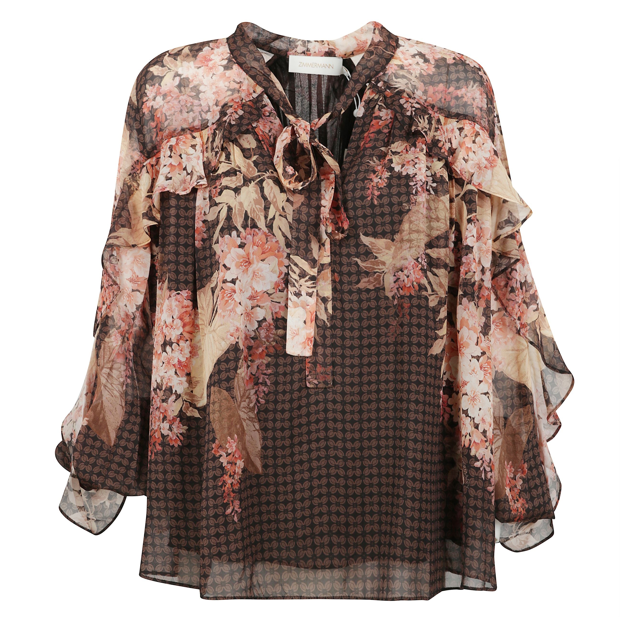 Blusa con volant illuminate in nero floreale della nostra collezione primavera prêt-à-porter 2025, illumination. blusa con stampa caratterizzata da scollo a v con laccetti al collo, maniche a sbuffo lunghe con polsini elasticizzati e ruches su spalle, s