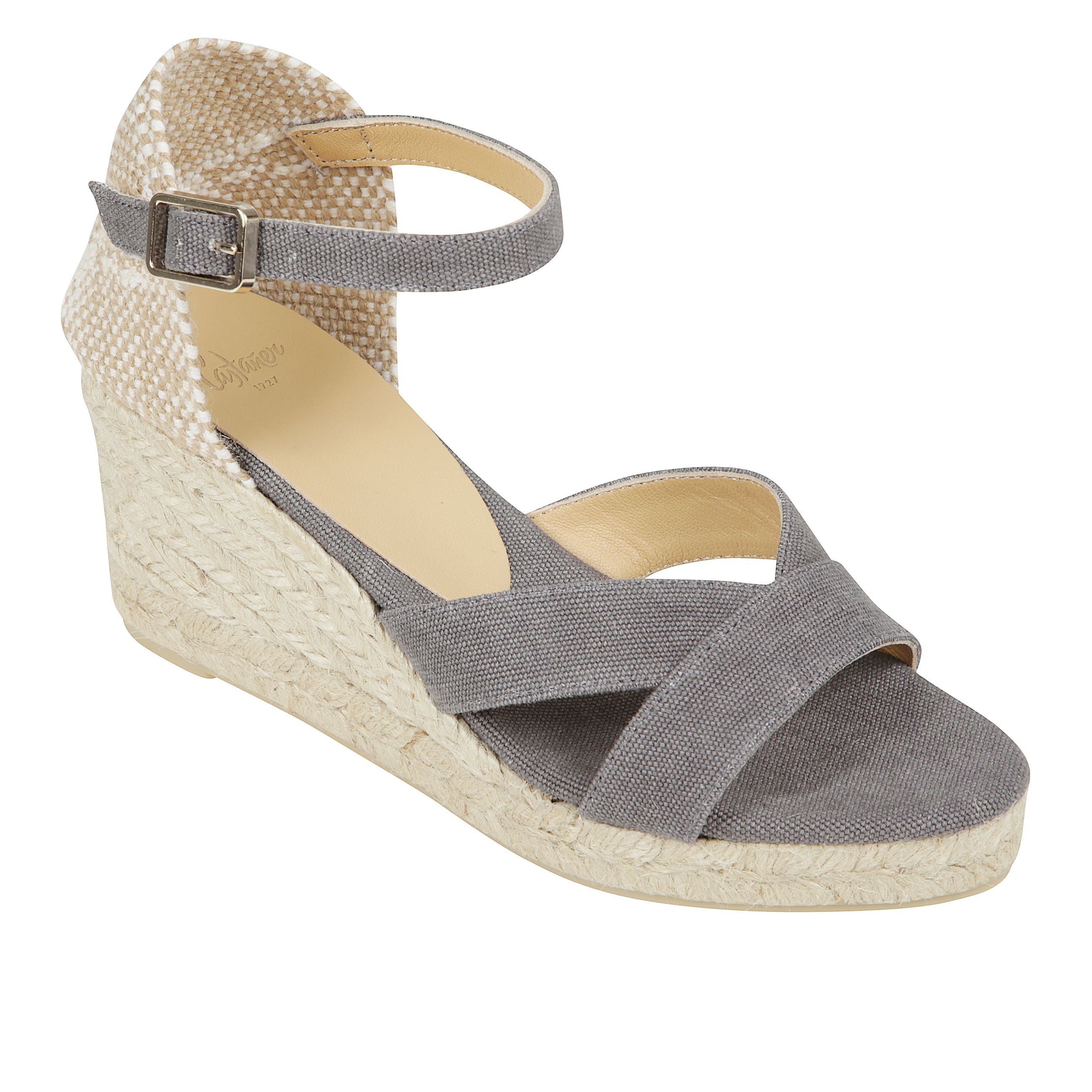 Sandalo bruna in cotone organico con chiusura a cinturino, soletta imbottita e scollo a v. zeppa in juta di 7 cm.