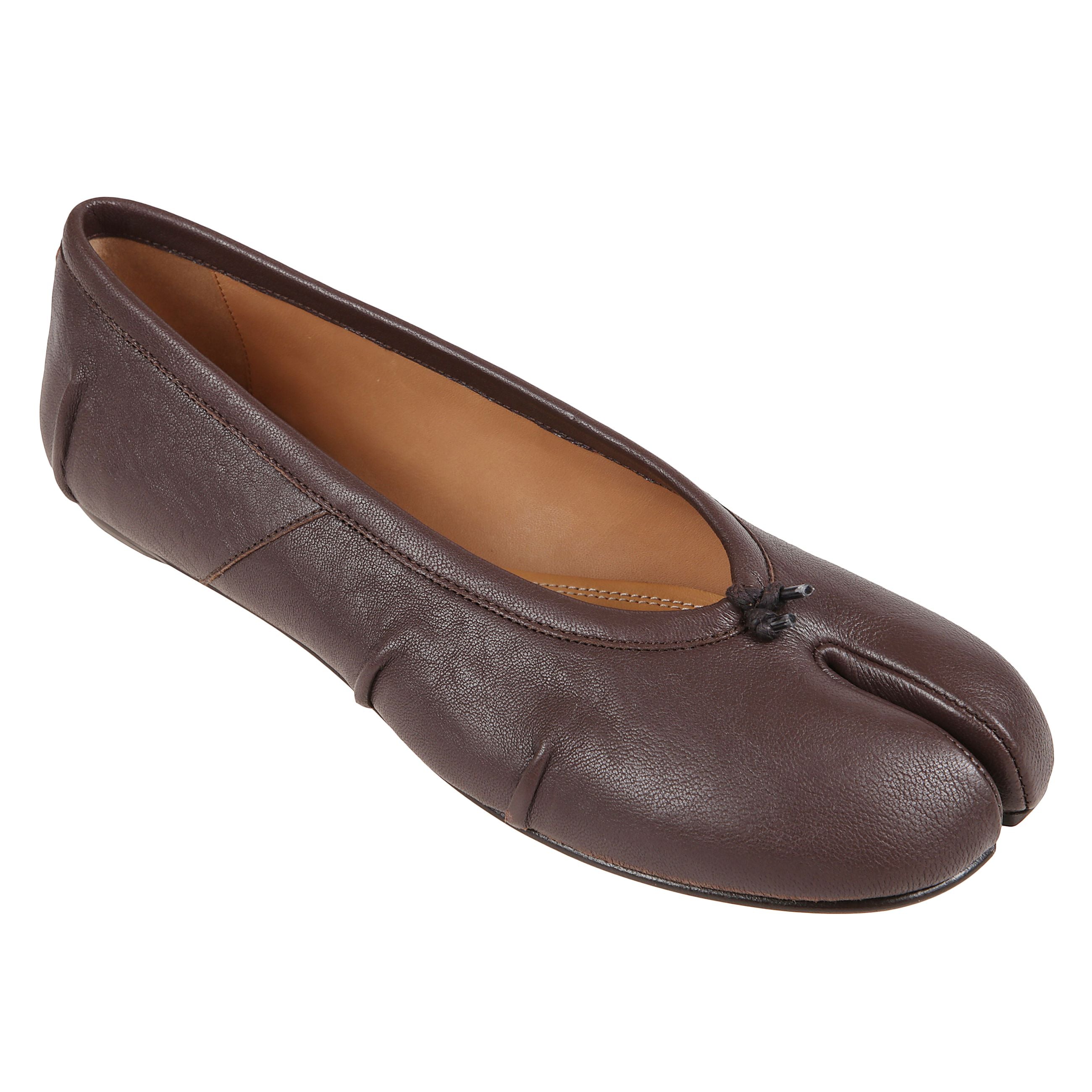 Ballerine maison margiela tabi nere in pelle marrone, caratterizzate dal design iconico con punta divisa (tabi). suola e sottopiede in pelle. modello slip-on, comodo e raffinato.