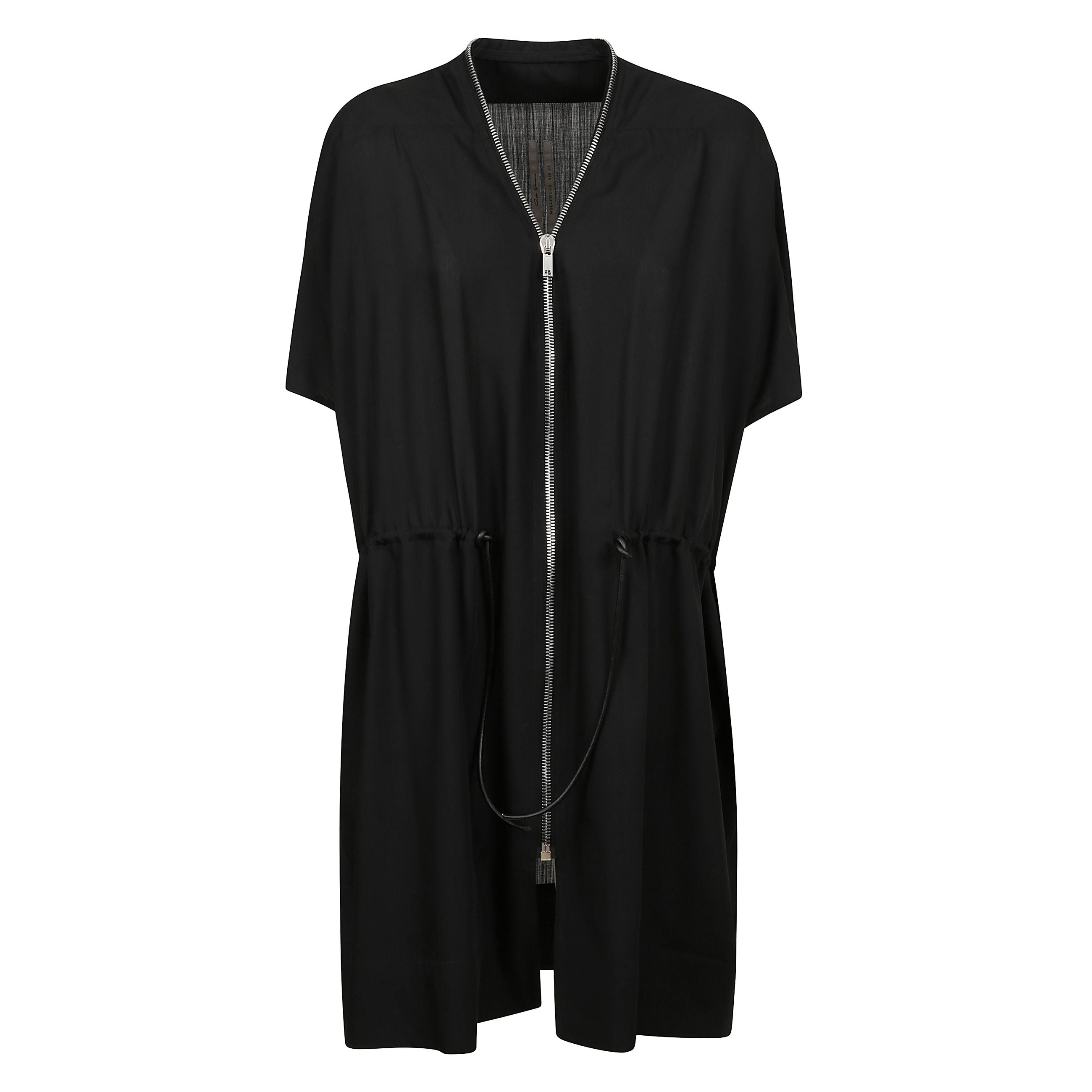 Minimalismo audace e funzionalità raffinata si fondono perfettamente in questo abito nero firmato rick owens.
caratterizzato da una silhouette rilassata ma strutturata, questo capo si distingue per la zip a tutta lunghezza sul davanti e la coulisse regol