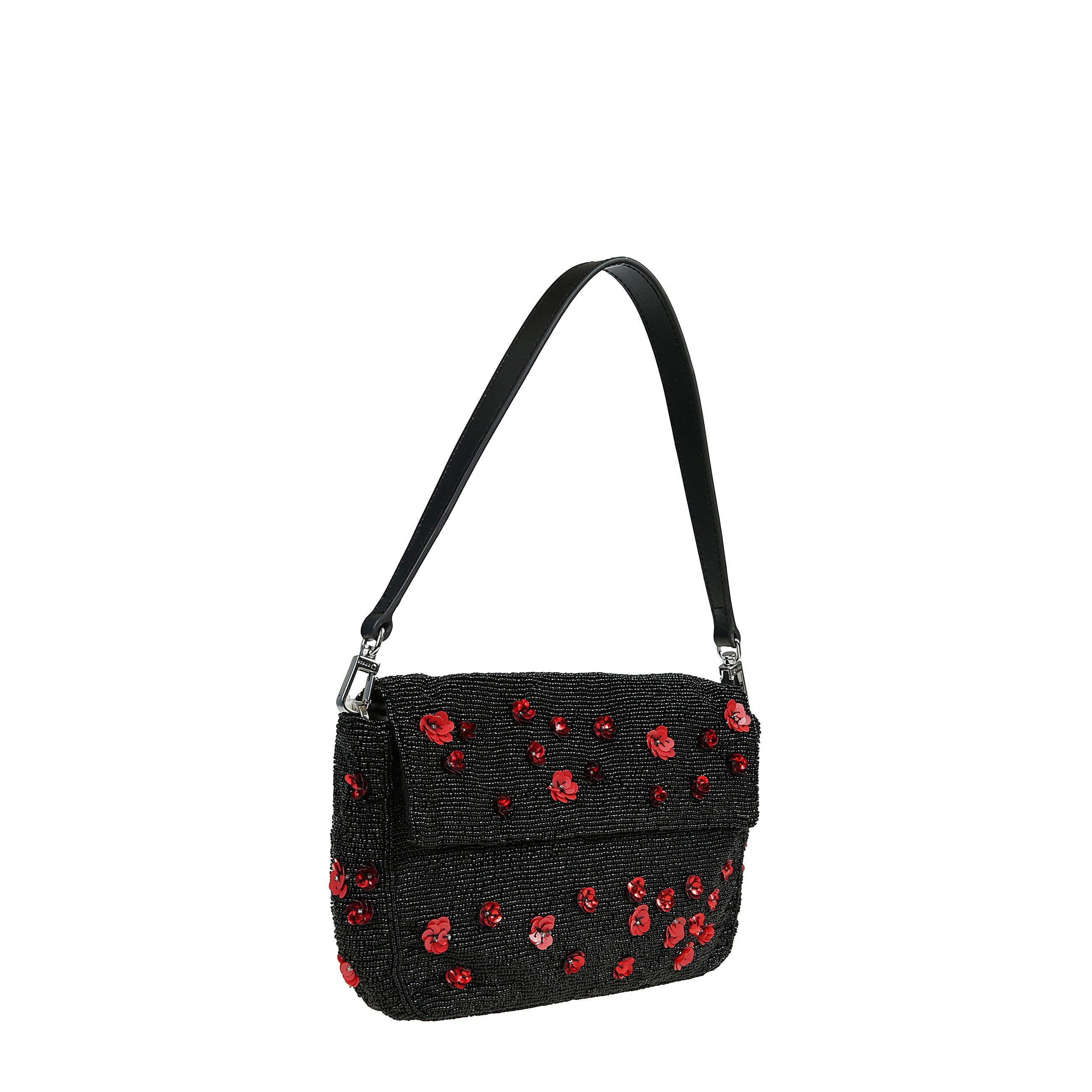 Borsa rettangolare di colore nero con battente nella parte superiore a chiusura magnetica, tracolla rimovibile, decorazione in coralli e paillette, motivo floreale.