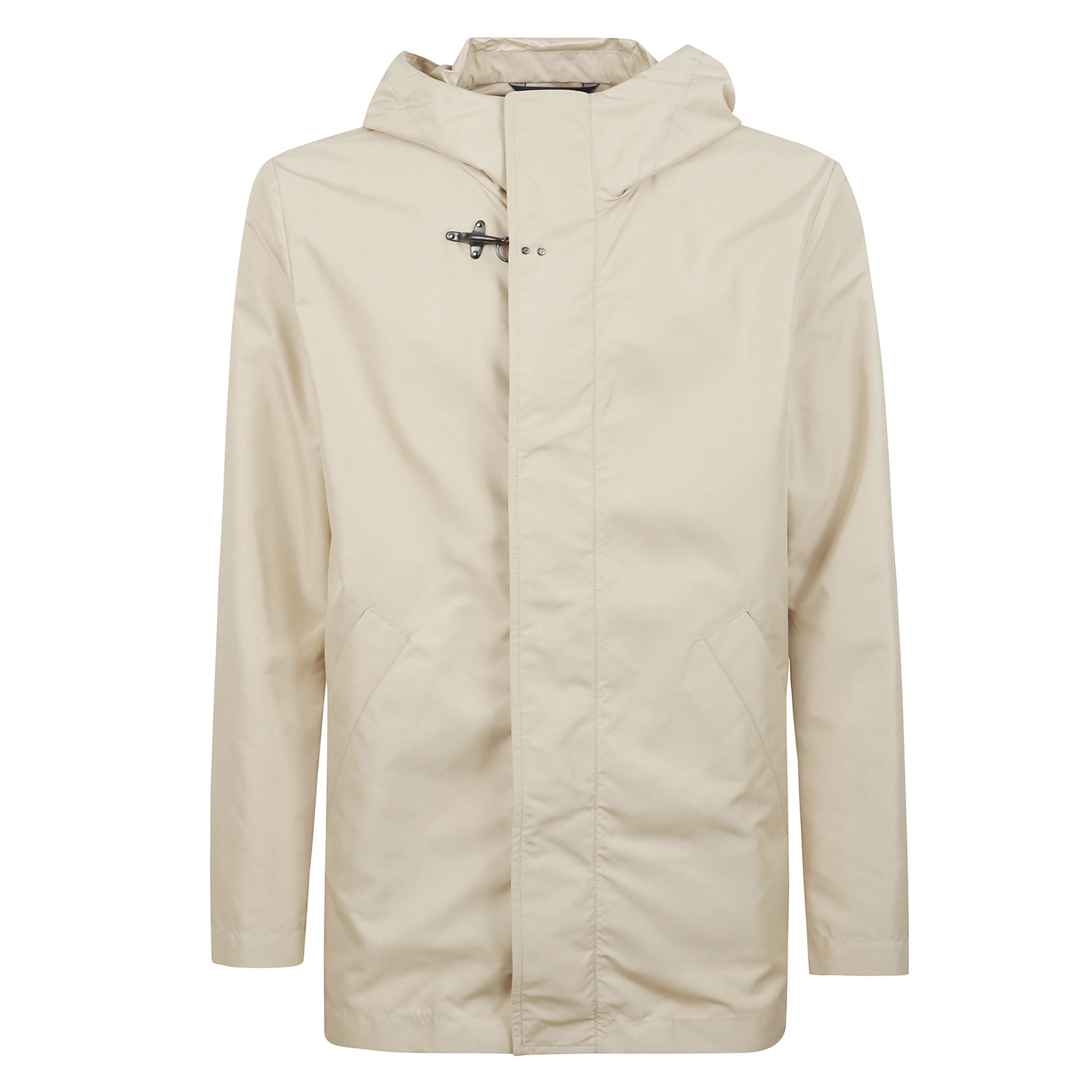 Parka uomo in tessuto tecnico presenta un cappuccio avvolgente regolabile tramite coulisse, una chiusura con zip, bottoni automatici e l'iconico gancio fay all'altezza del collo. a completare il capo, due pratiche tasche a filetto laterali.