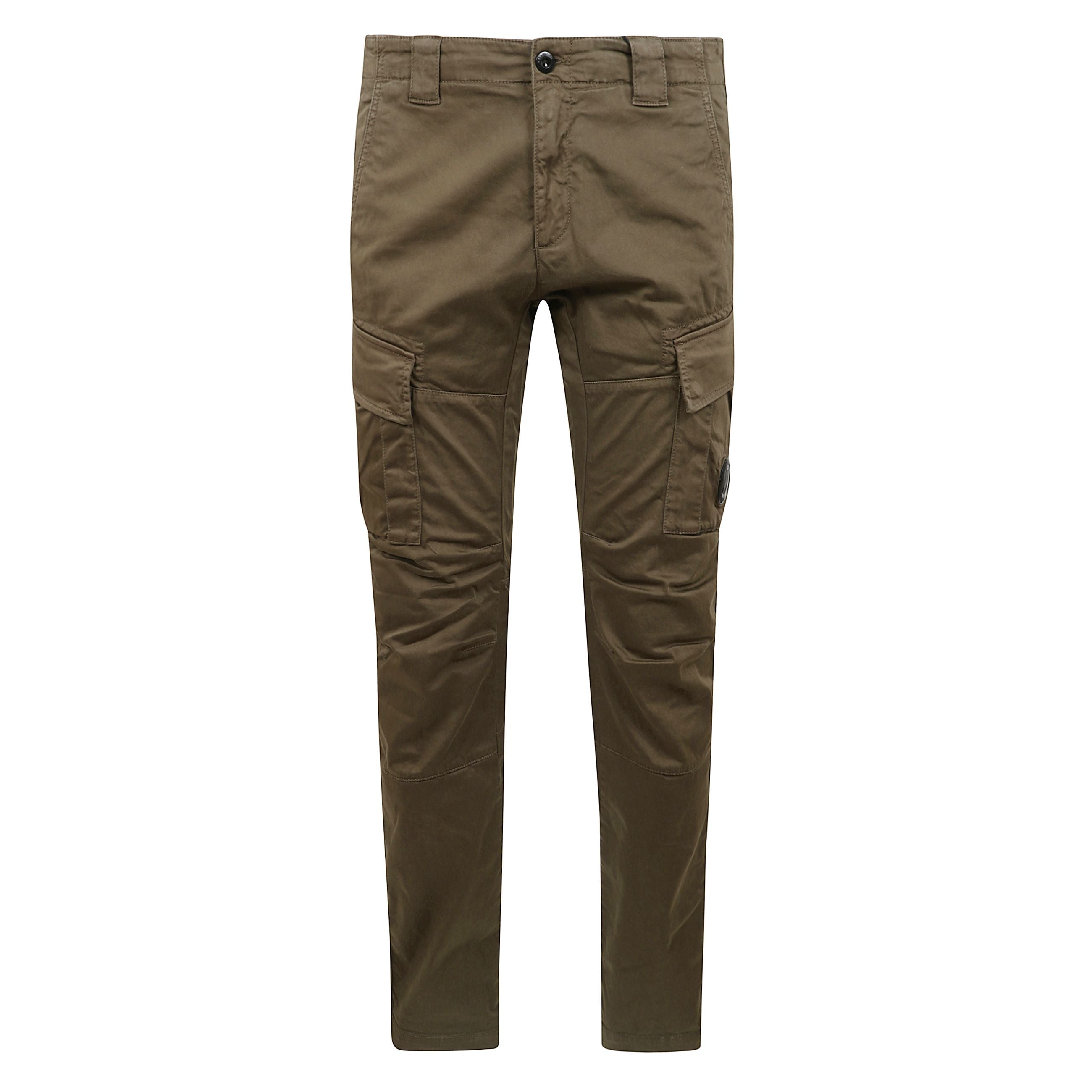Pantaloni cargo realizzati in raso di cotone stretch smerigliato, tinti in capo, e vestibilità ergonomica. la vita è regolabile con coulisse, con chiusura a bottone e zip, e passanti per la cintura. sono dotati di tasche laterali, cargo con patta e bott