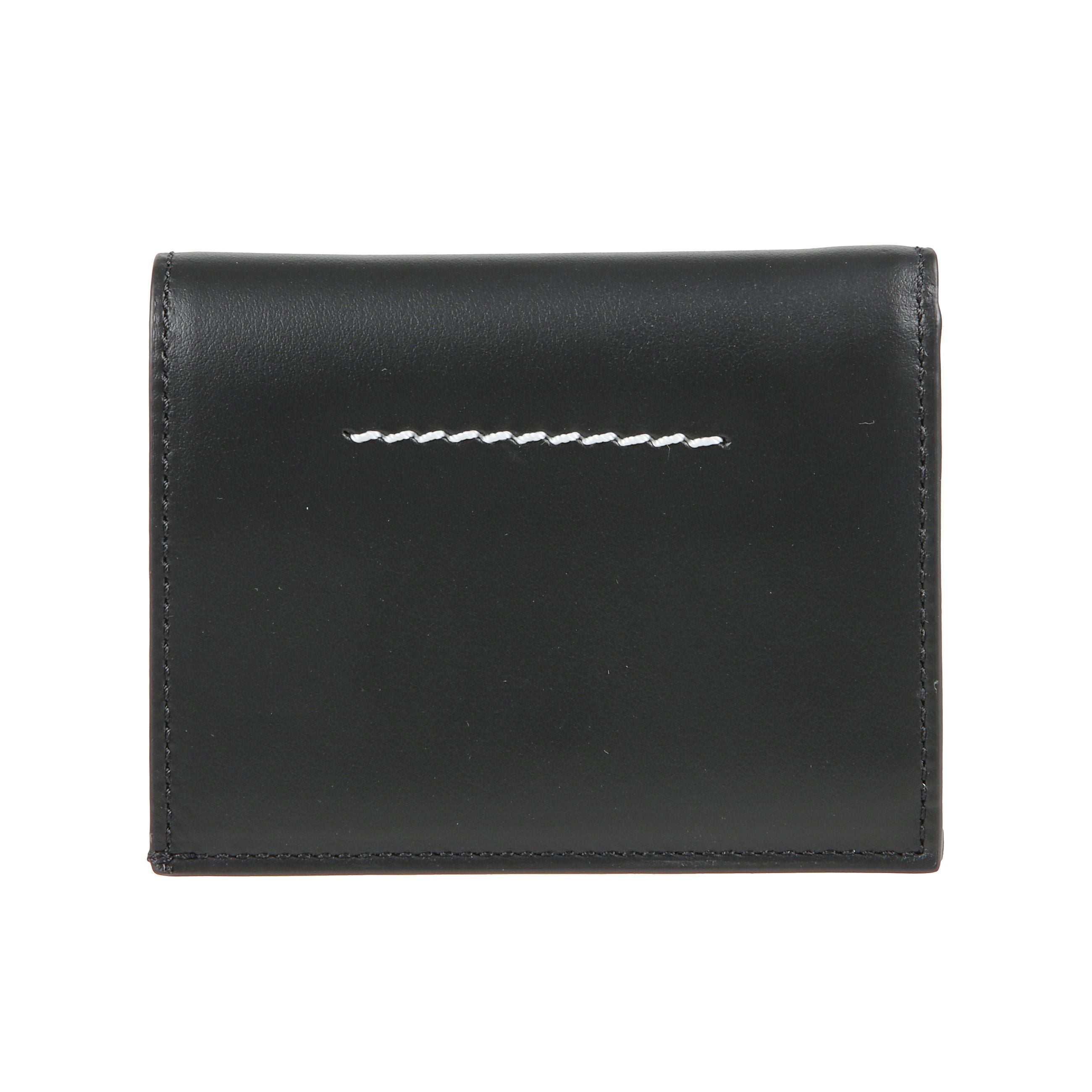 Portafoglio piccolo realizzato in pelle naturale con chiusura a scatto e tasca portamonete con zip, scomparti per carte e compartimento per banconote.