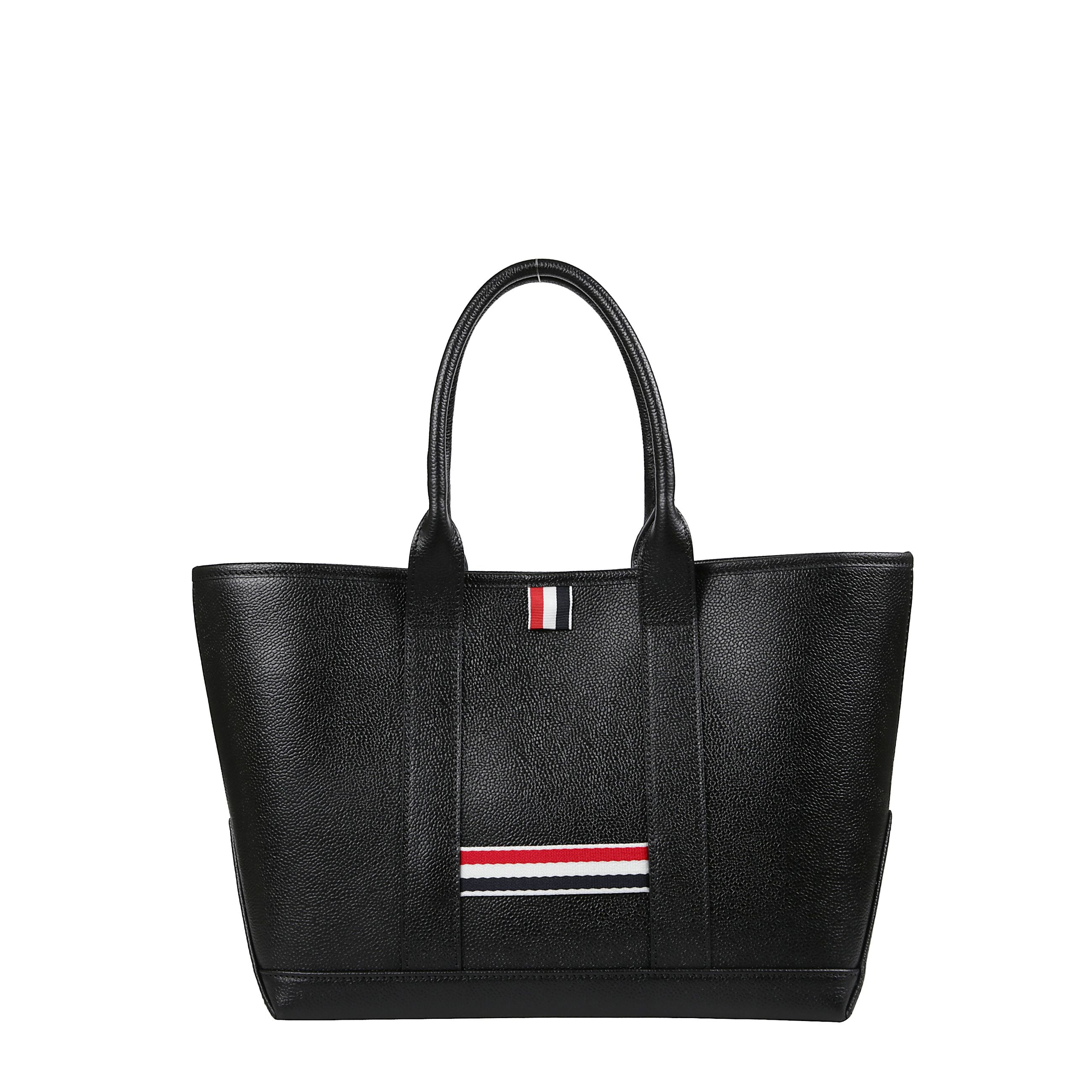 Borsa con chiusura interna e manici superiori arrotondati in pelle. dettaglio distintivo con linguetta ad anello in grosgrain a righe rosse bianche e blu.