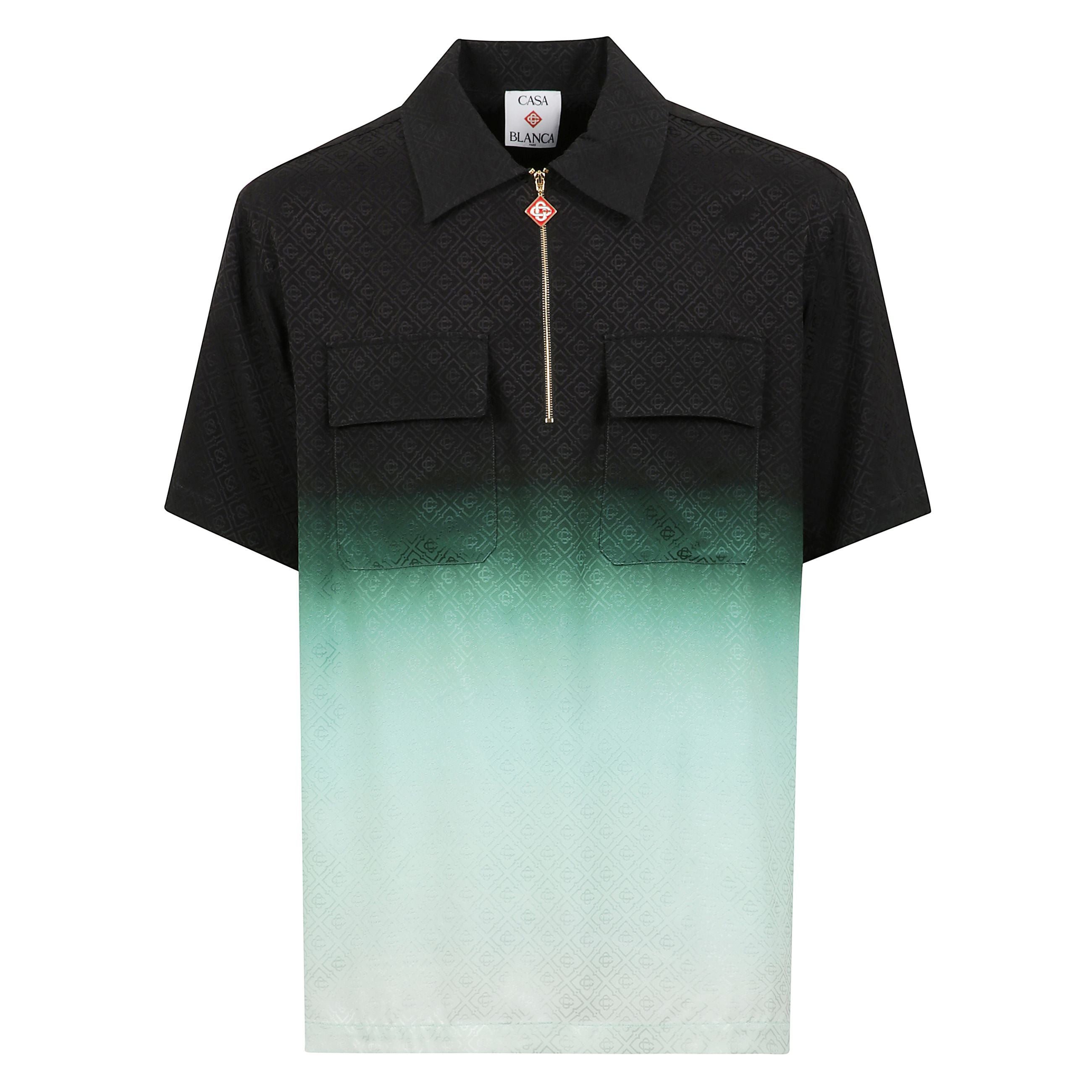 Camicia casablanca a manica corta. effetto degradé cromatico. sul petto, due tasche con patta applicate. colletto classico e chiusura frontale con zip metallica e pendaglio con logo.
