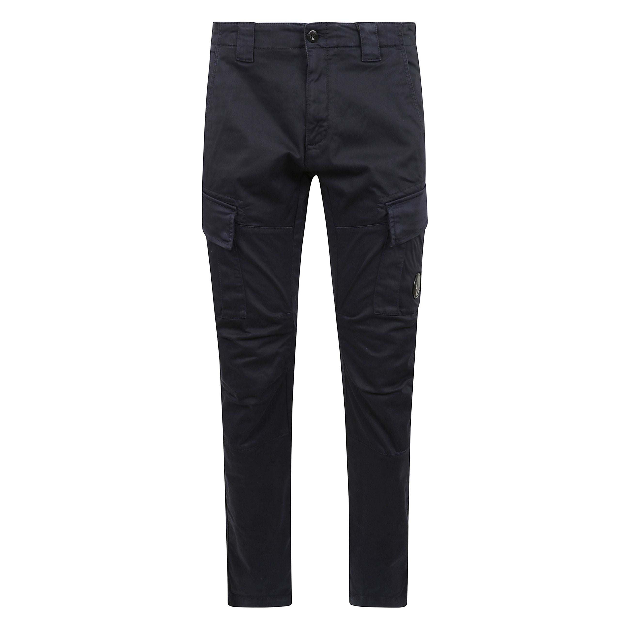 Pantaloni cargo realizzati in raso di cotone stretch smerigliato, tinti in capo, e vestibilità ergonomica. la vita è regolabile con coulisse, con chiusura a bottone e zip, e passanti per la cintura. sono dotati di tasche laterali, cargo con patta e bott