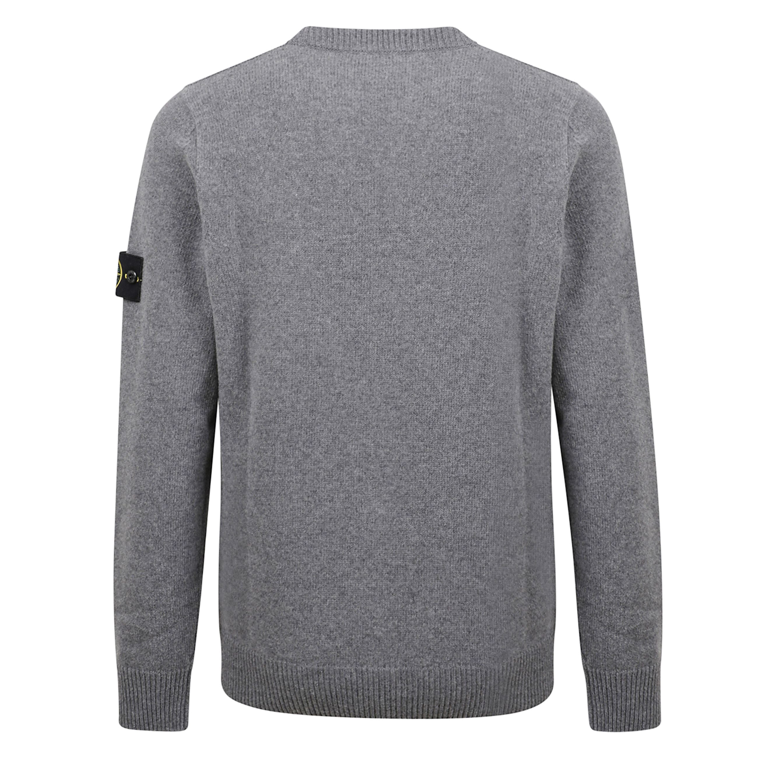 Maglione girocollo con vestibilità regolare. scollo, polsini e fondo a coste. cuciture rialzate nel giromanica. badge con logo stone island applicato sulla manica sinistra.