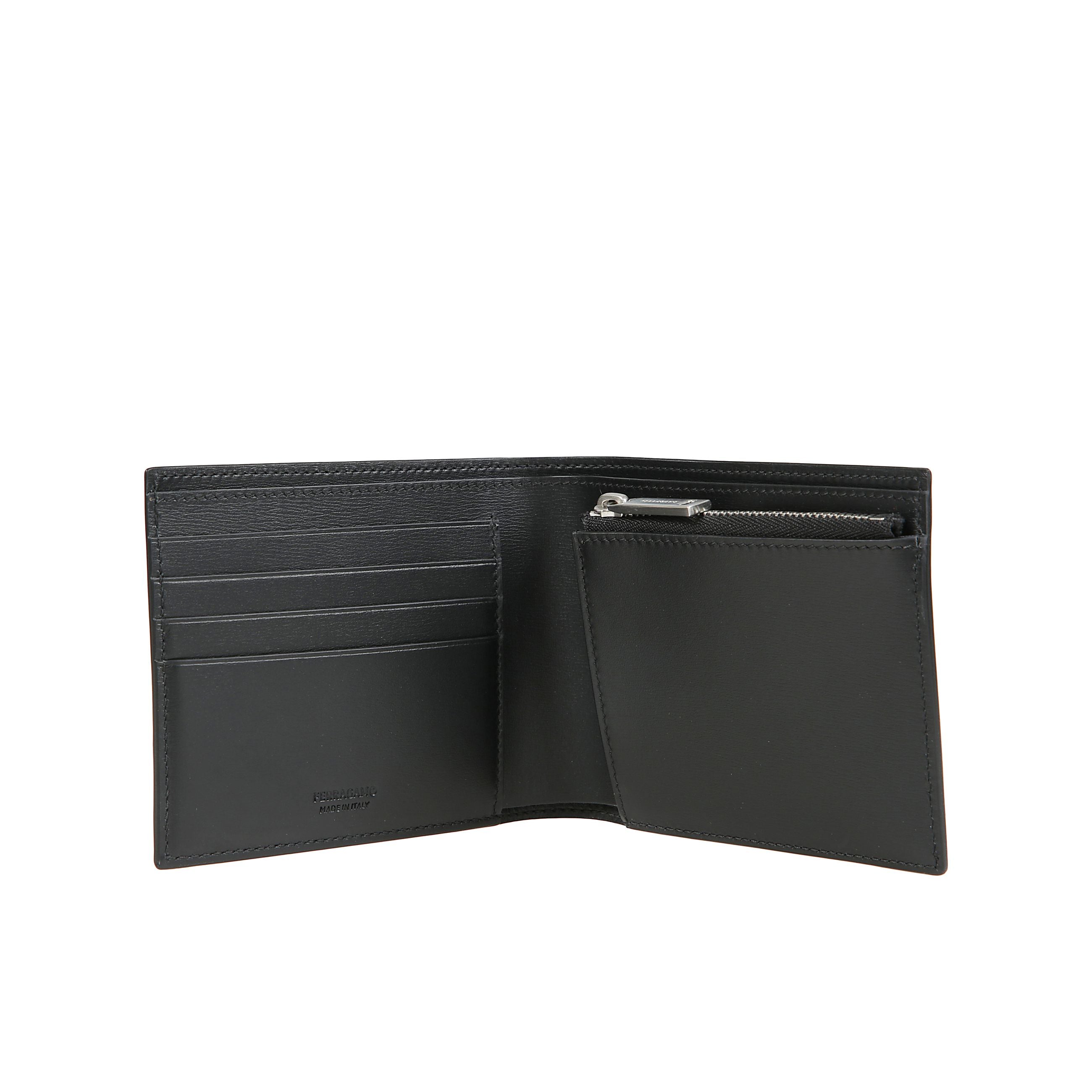 Portafoglio in pelle con interno organizzato funzionalmente con comparto per le banconote, tasche piatte, fessure e una tasca porta monete con zip. firma stampata a caldo sul fronte.