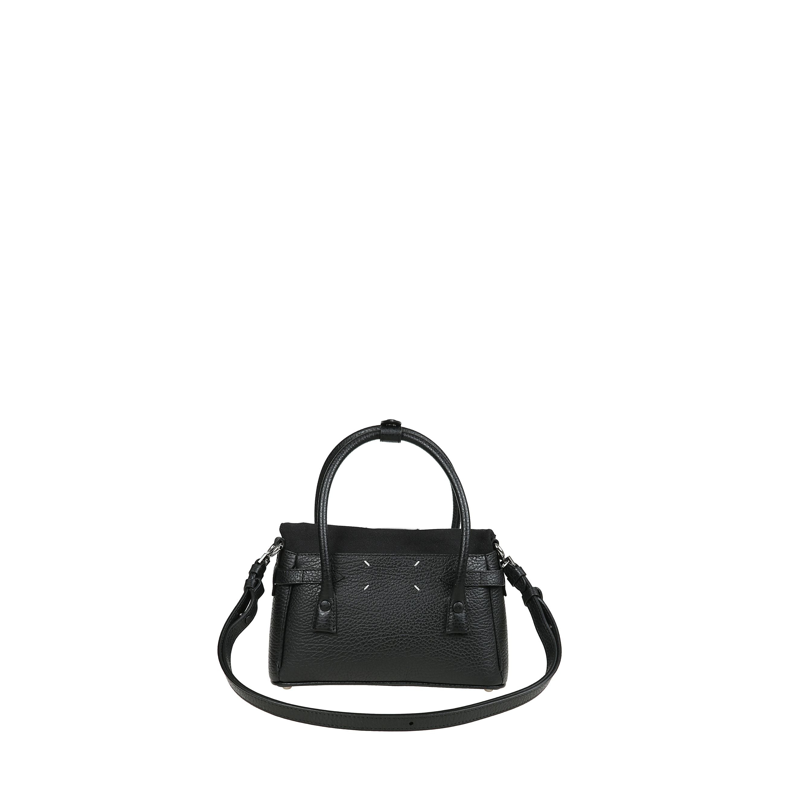 Borsa nera tote 5ac east west piccola con chiusura superiore a zip, ha due manici tondi e tracolla regolabile/rimovibile.