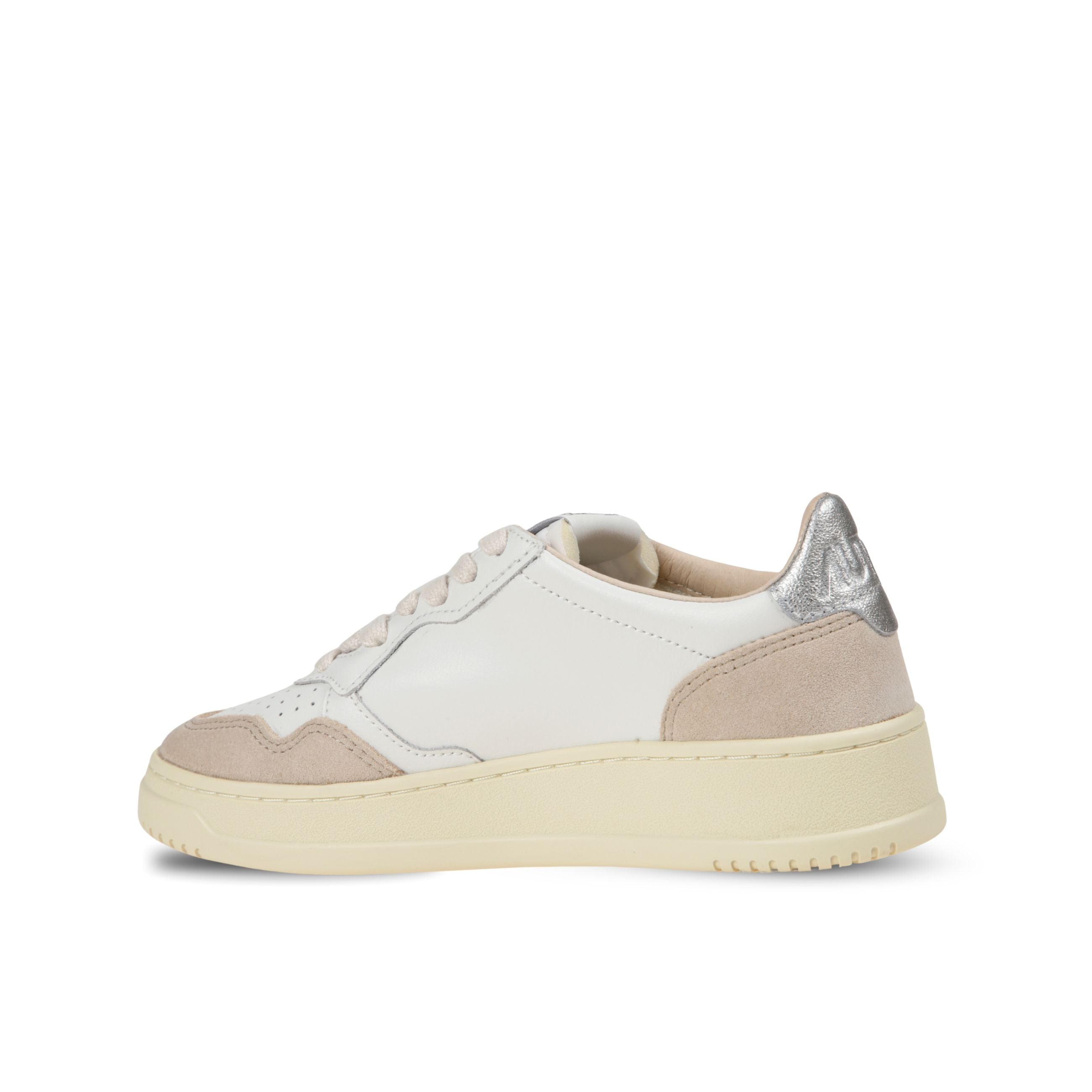 Sneakers autry medalist low. design in pelle con microfori sul davanti ed inserti in camoscio. talloncino in pelle metallizzata color argento.