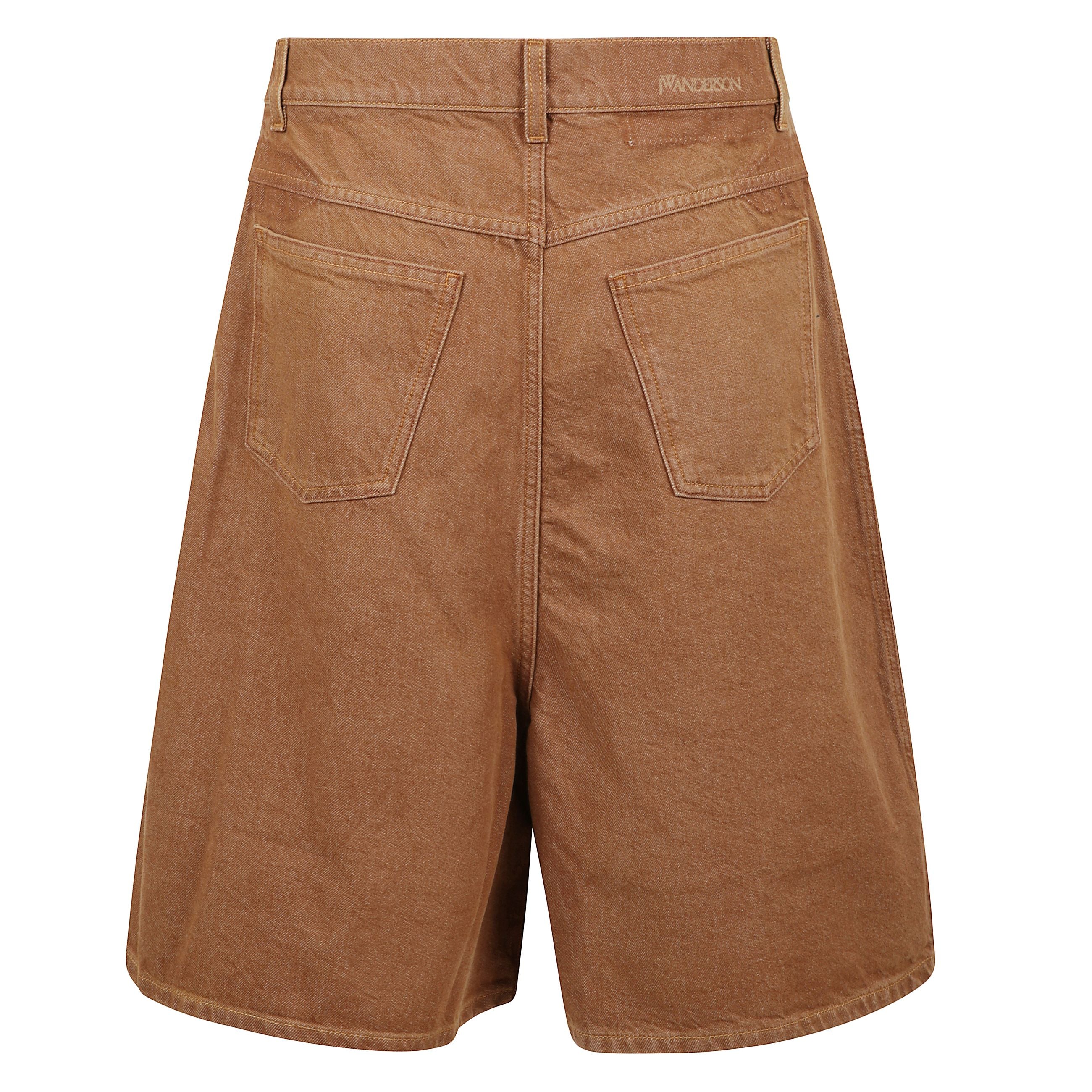 Con un'estetica d'avanguardia, questi pantaloncini di jw anderson ti aiuteranno a fare una dichiarazione che spinge i confini. realizzato con un denim di cotone robusto, una gamba larga è per un look alla moda. tutto sopra un effetto invecchiato si aggiu