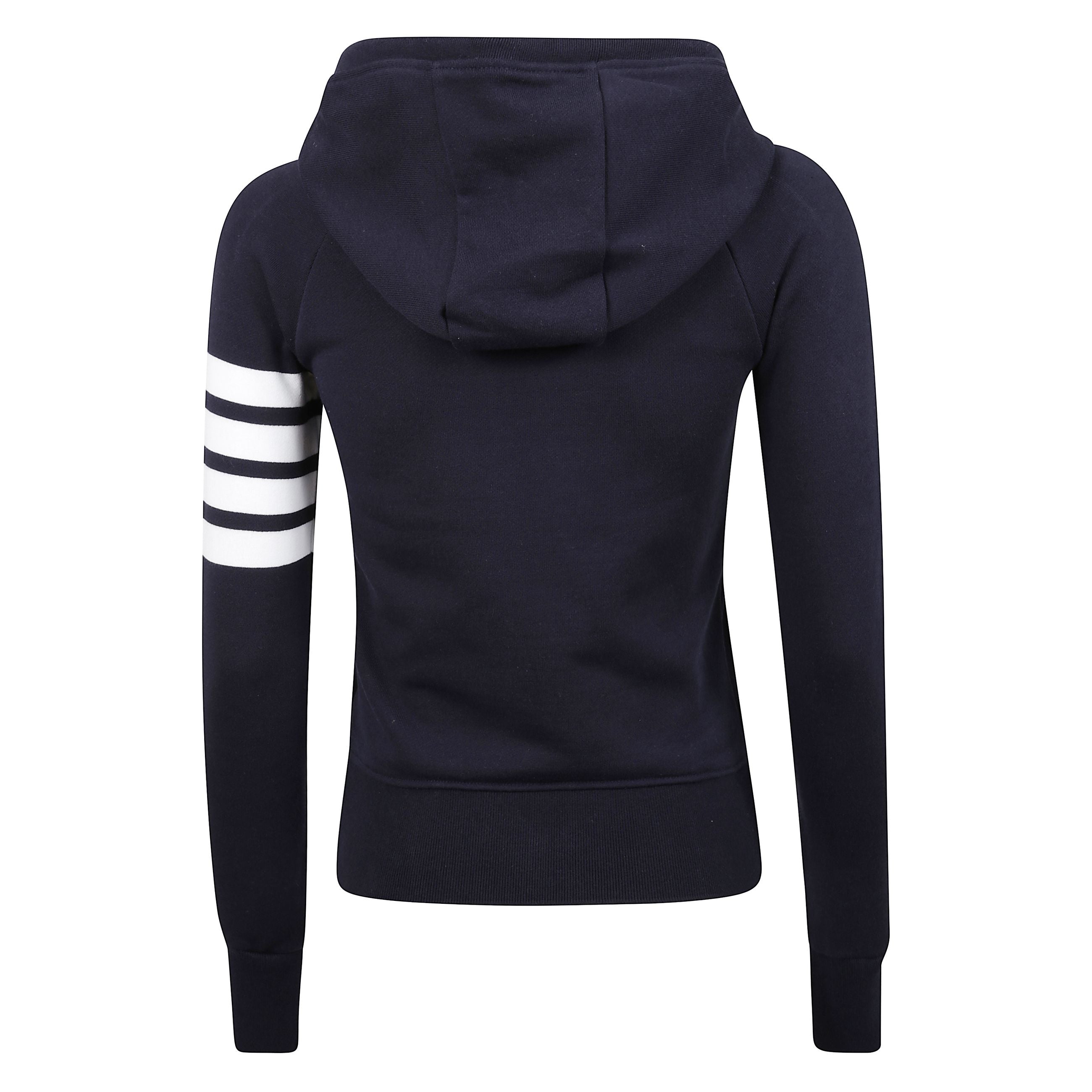 Felpa con cappuccio regolabile tramite coulisse e chiusura a zip argentata a doppio cursore. dettaglio iconico a 4 strisce sul braccio sinistro. tasca frontale a marsupio con etichetta che riporta la firma tom browne.